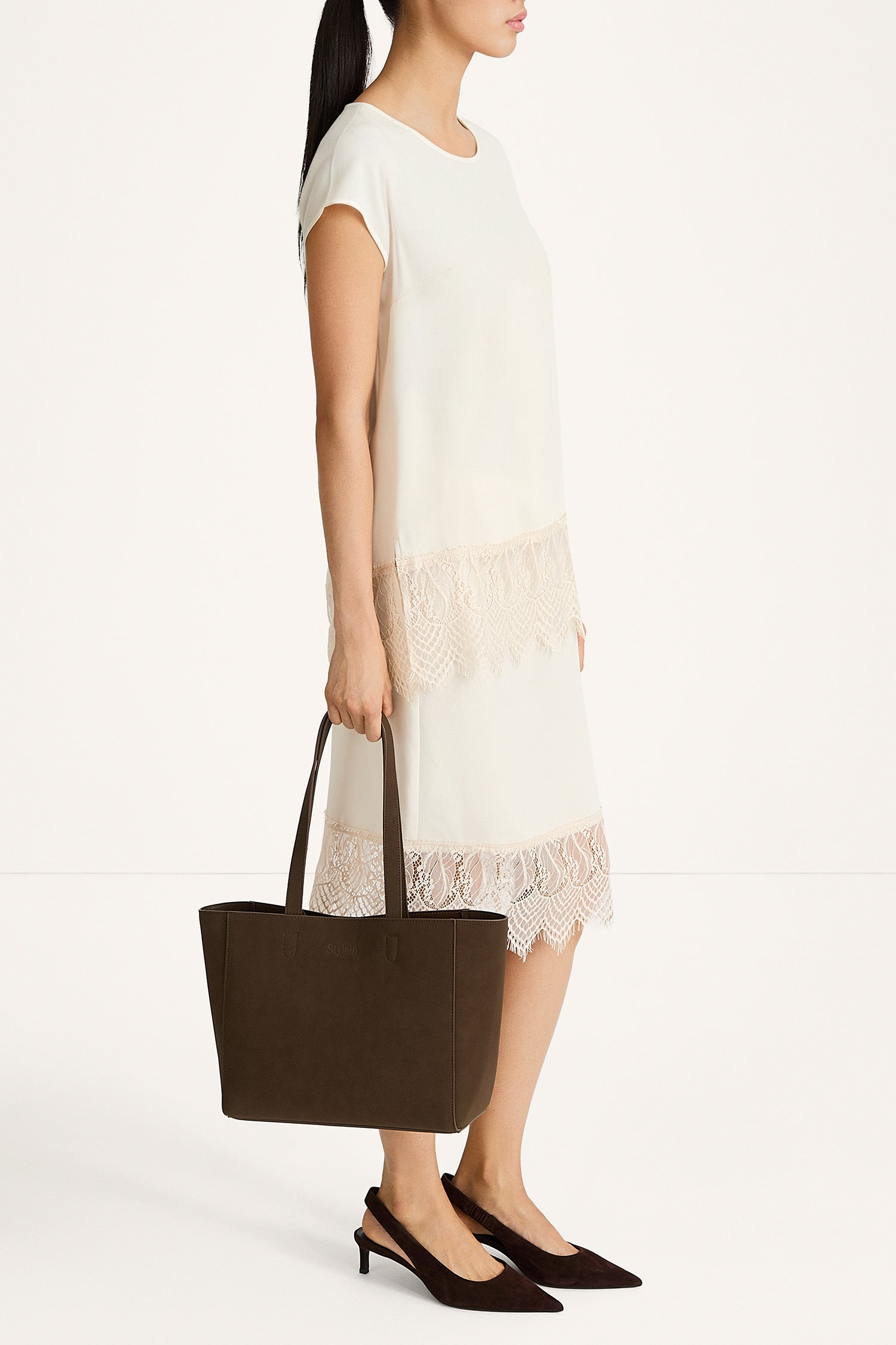 Muccino sleeveless blouse lace detail stylein model image side