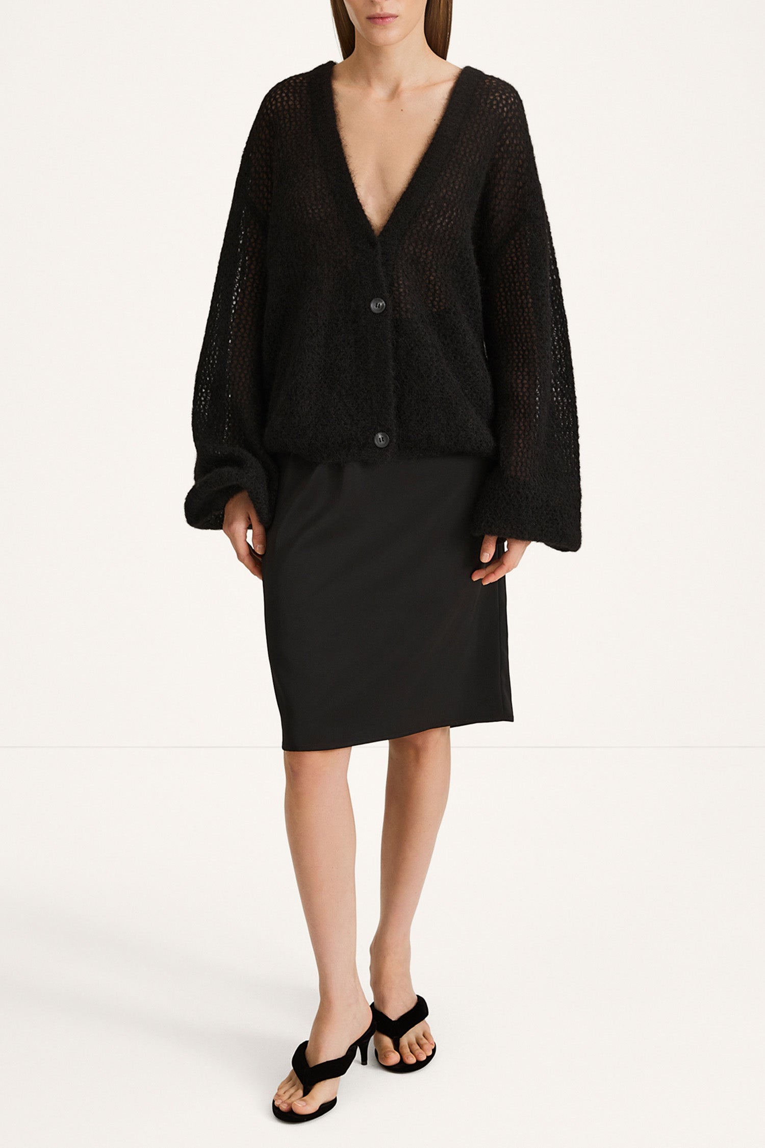 Nasira loose fitted v-neck cardigan black stylein front