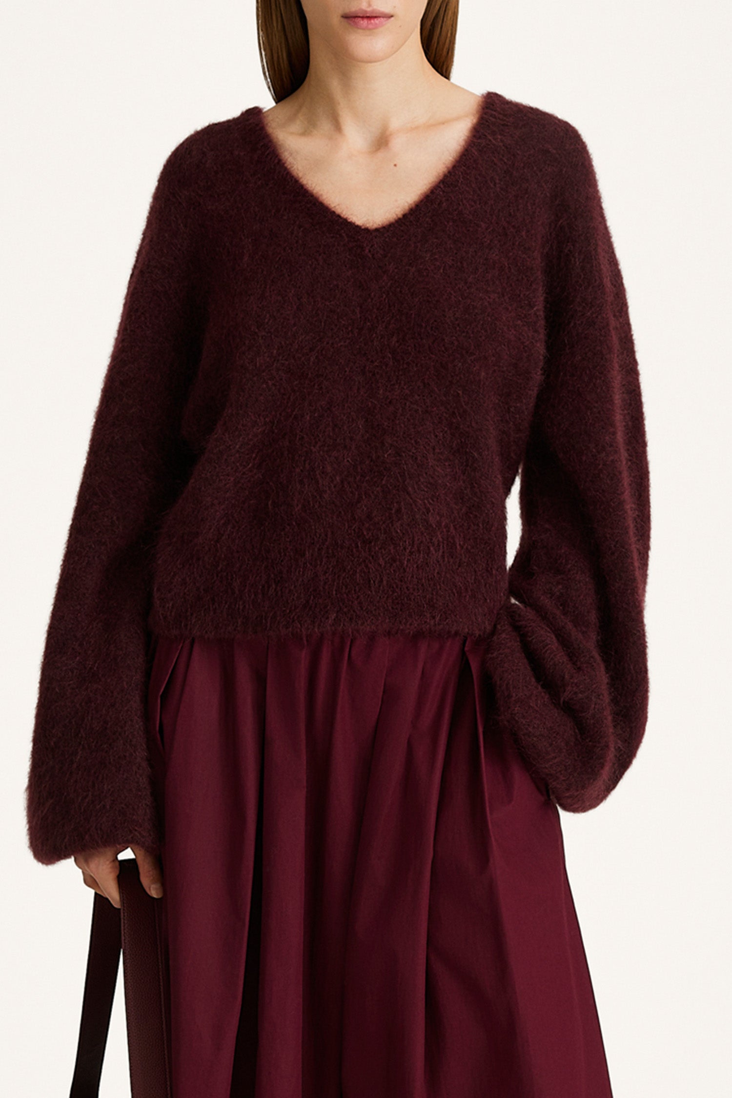 Nemoli v-neck sweater mohair bordeaux stylein model image front close