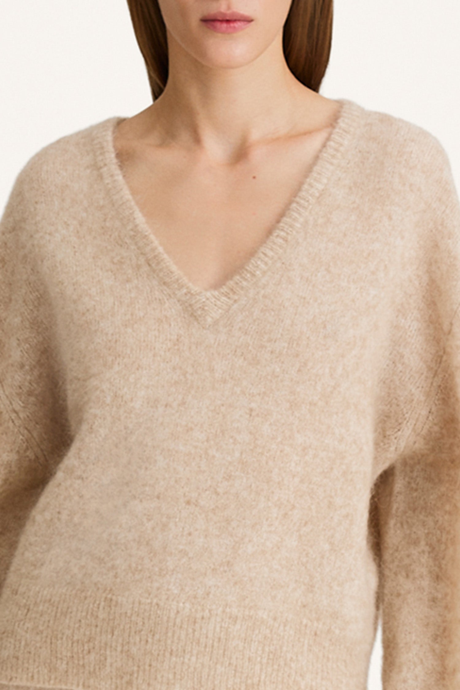 Nemoli v-neck sweater mohair oyster stylein model image front close-up
