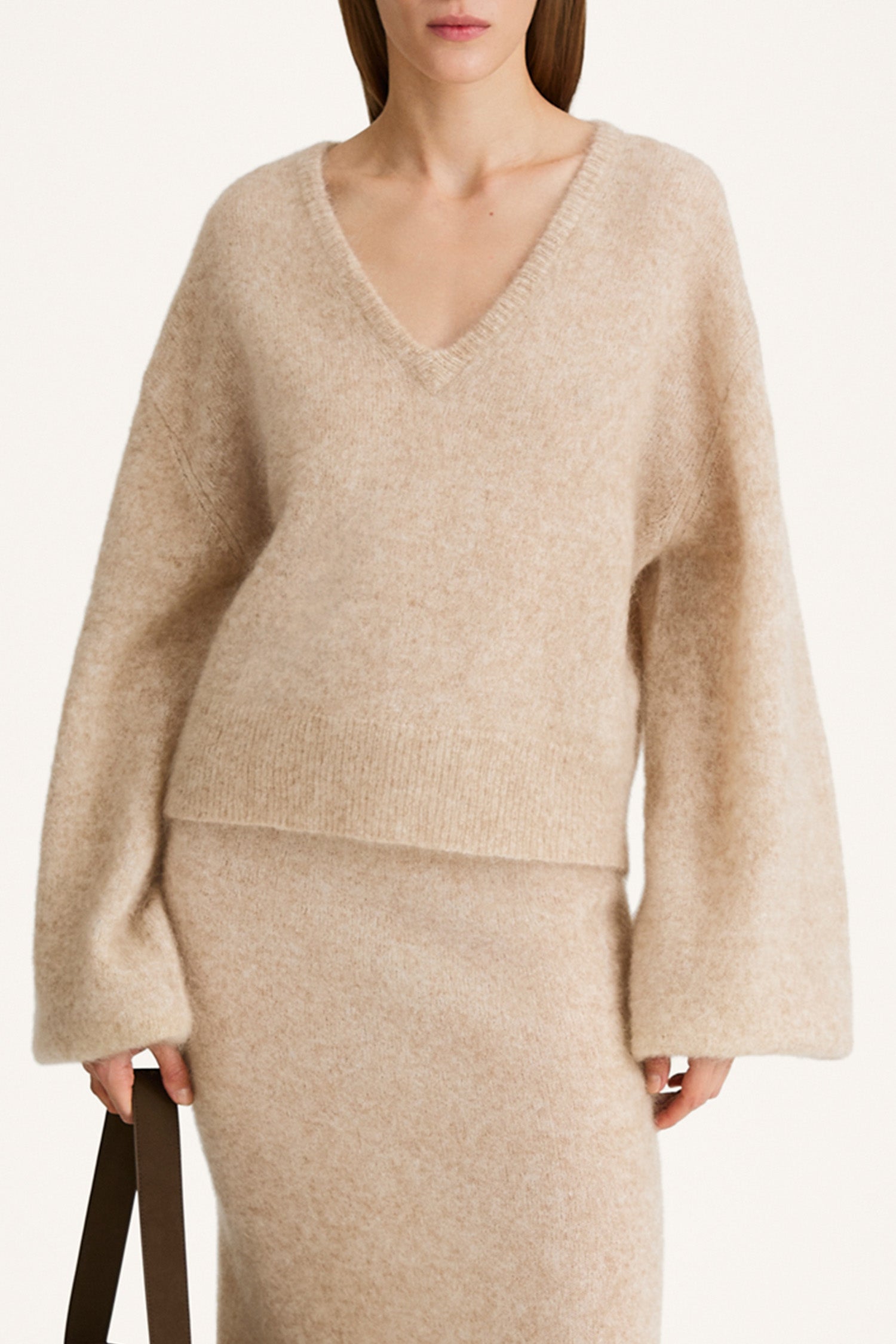 Nemoli v-neck sweater mohair oyster stylein model image front close