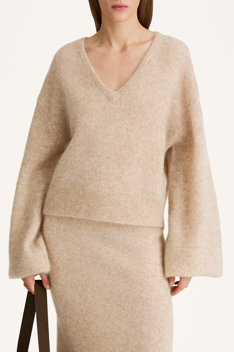 Nemoli v-neck sweater mohair oyster stylein model image front close