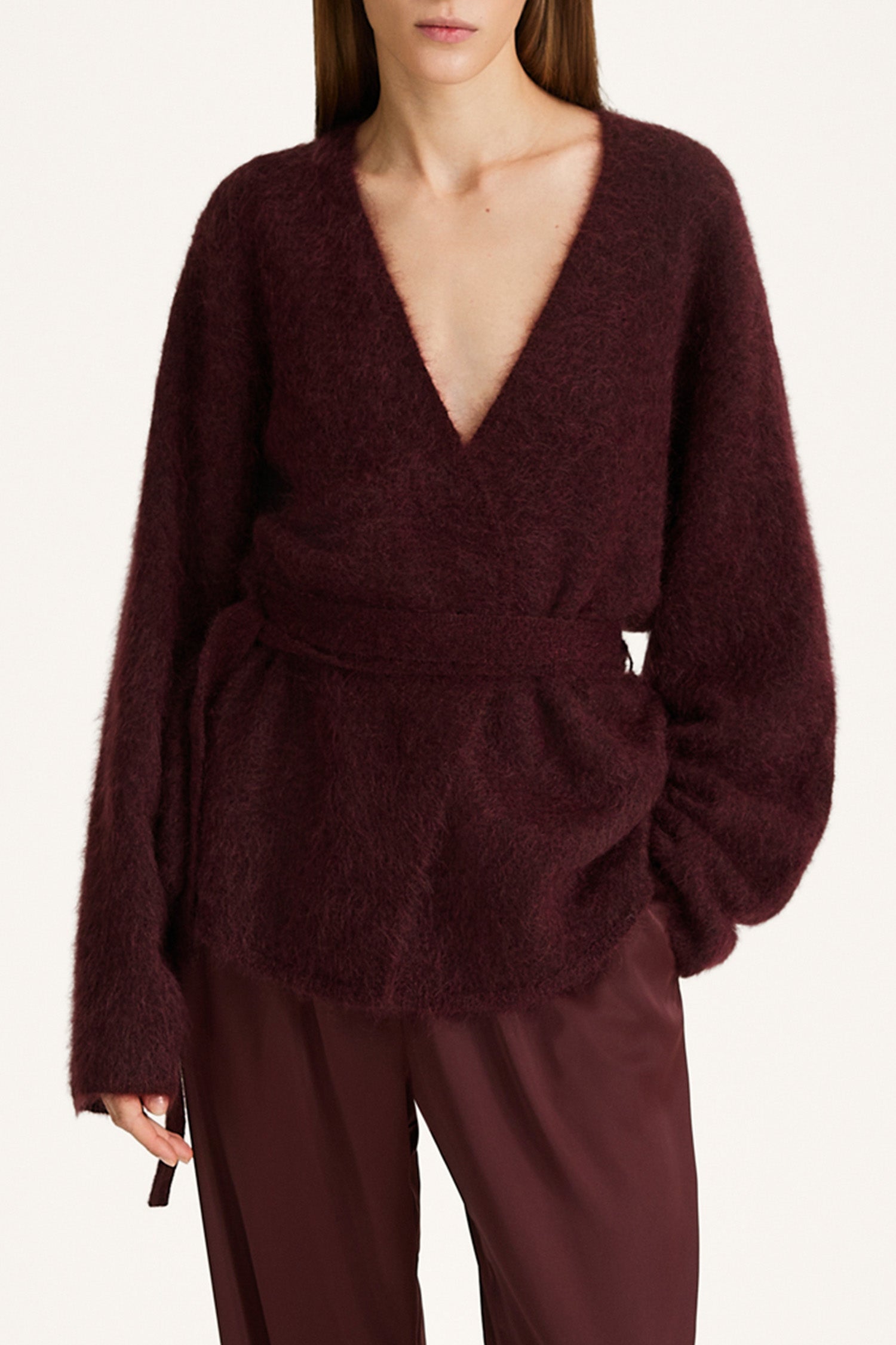 Neriselle mohair cardigan bordeaux stylein model image front close 
