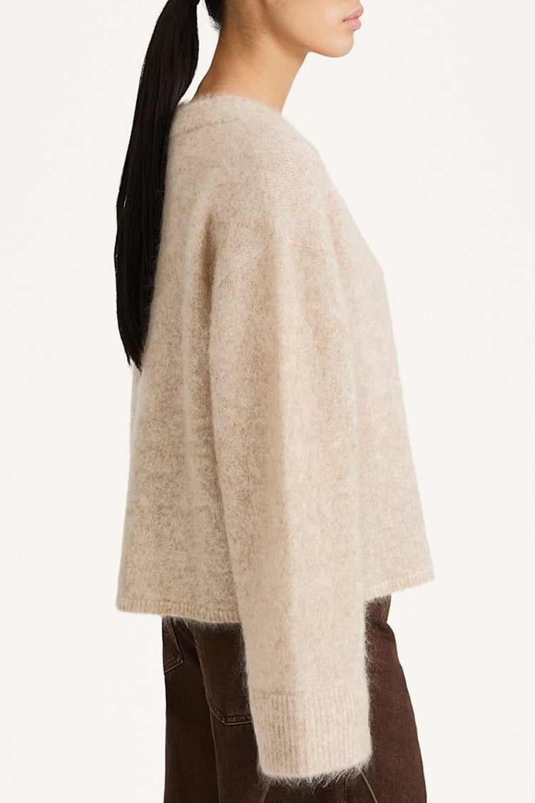 Niclas short sweater oyster stylein model image side close up