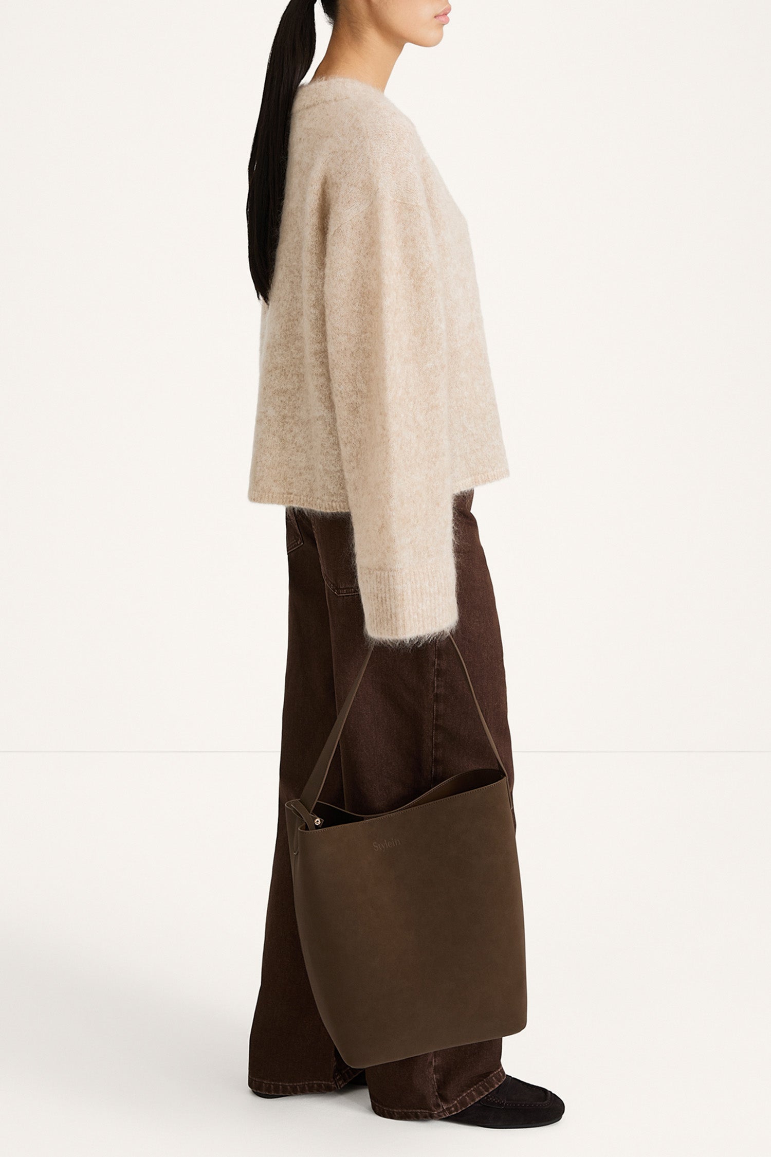 Niclas short sweater oyster stylein model image side
