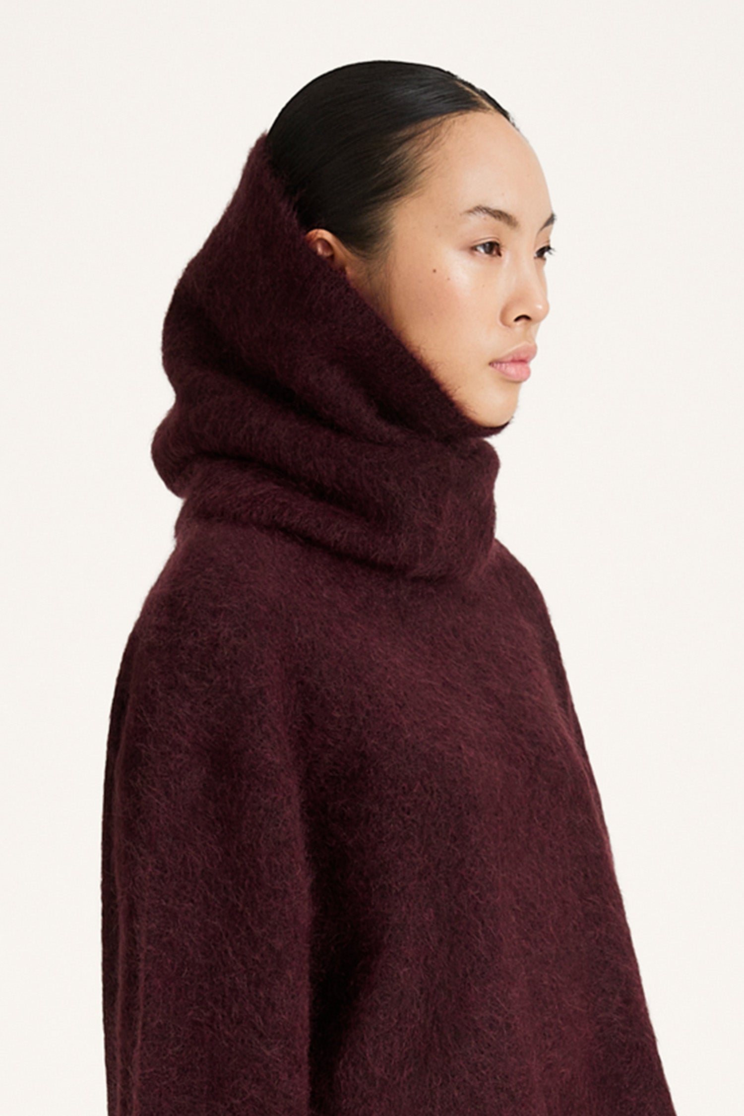 Niko knitted mohair scarf bordeaux stylein model image side