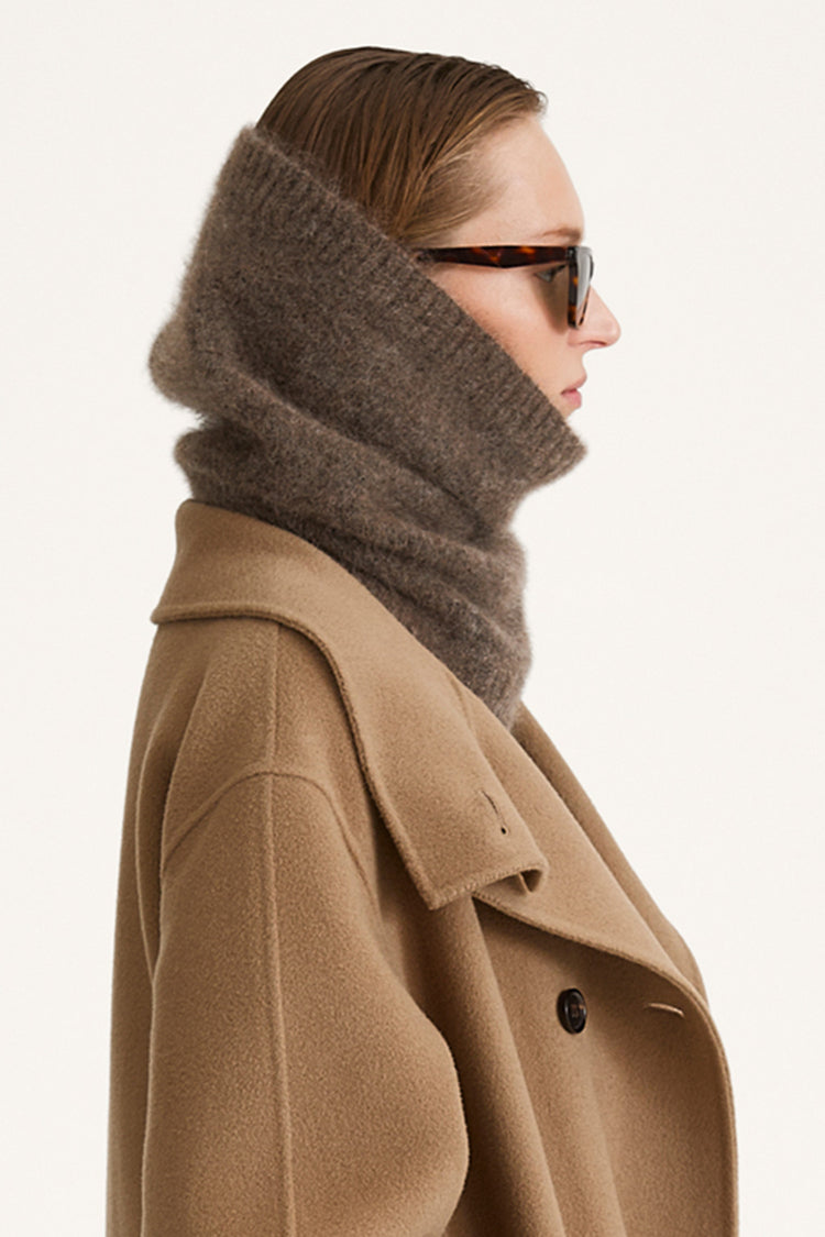 Niko knitted mohair scarf brown stylein model image side