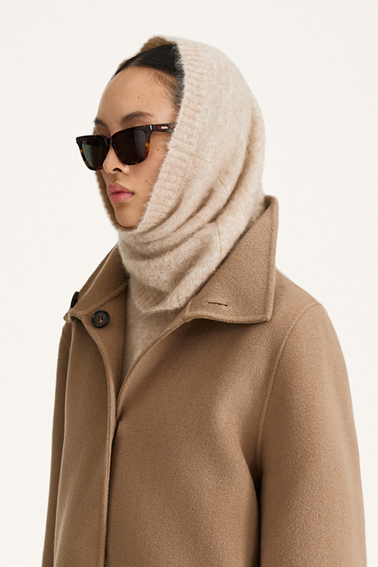 Niko knitted mohair scarf oyster mohair stylein model image side