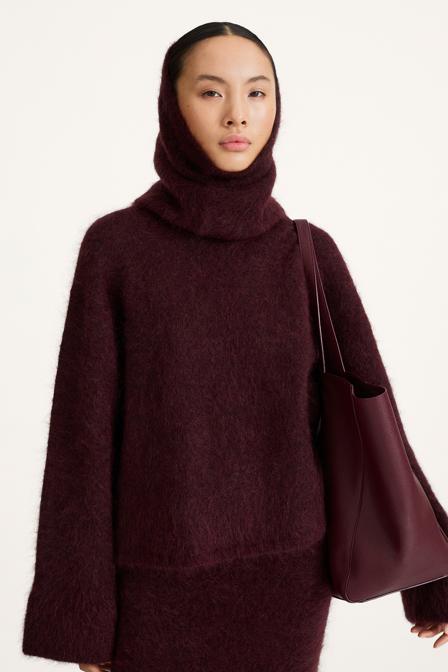 Niko knitted mohair scarf bordeaux stylein model image front
