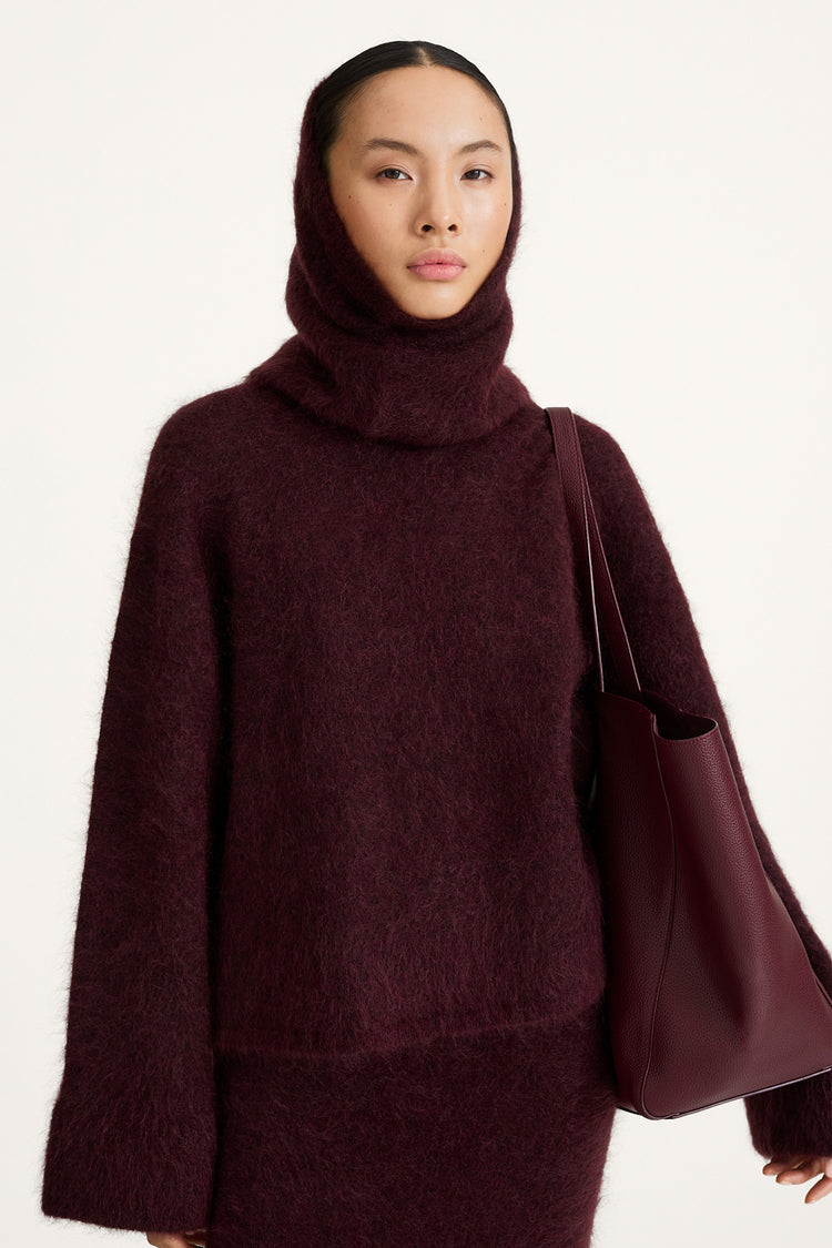 Niko knitted mohair scarf bordeaux stylein model image front