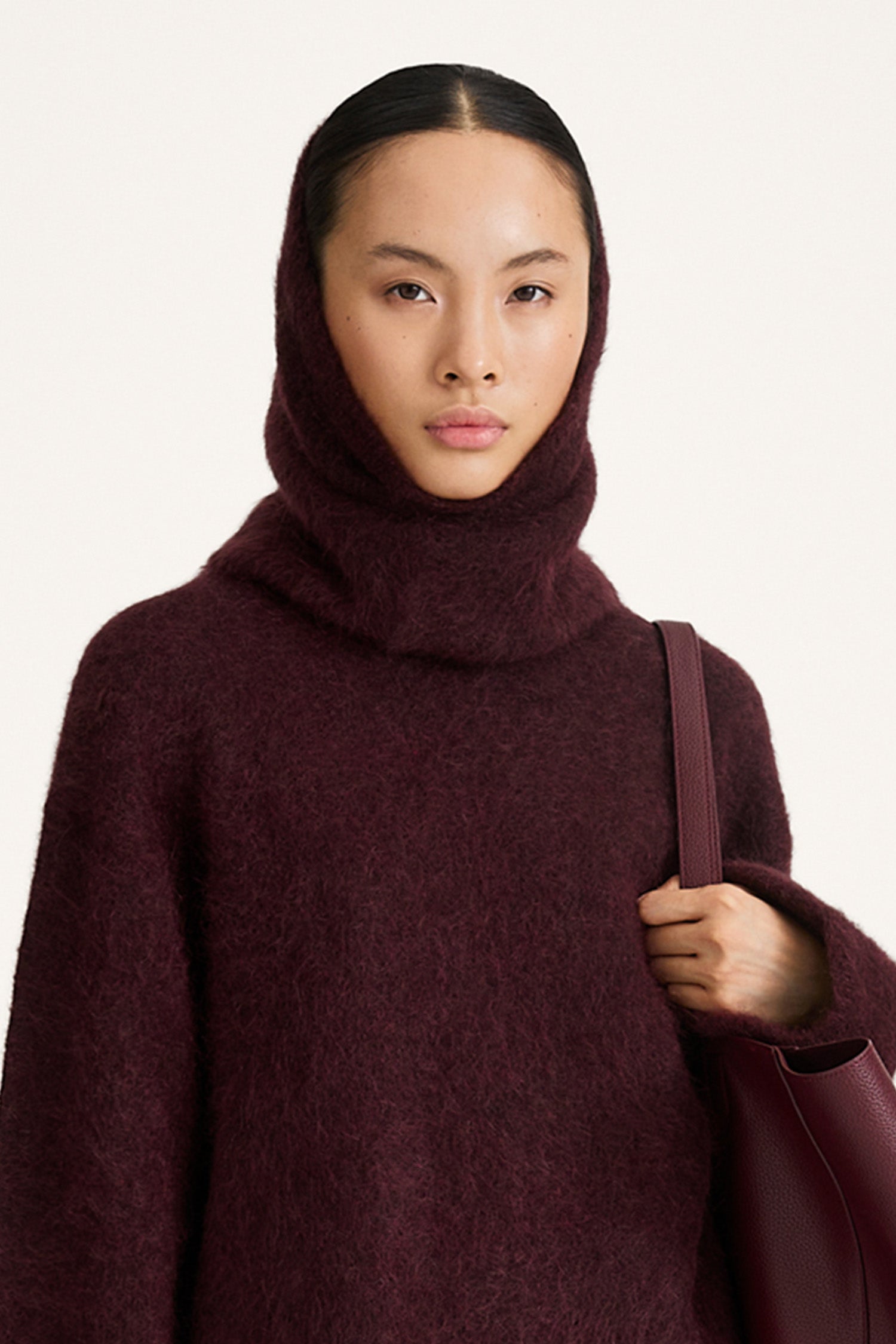 Niko knitted mohair scarf bordeaux stylein model image front