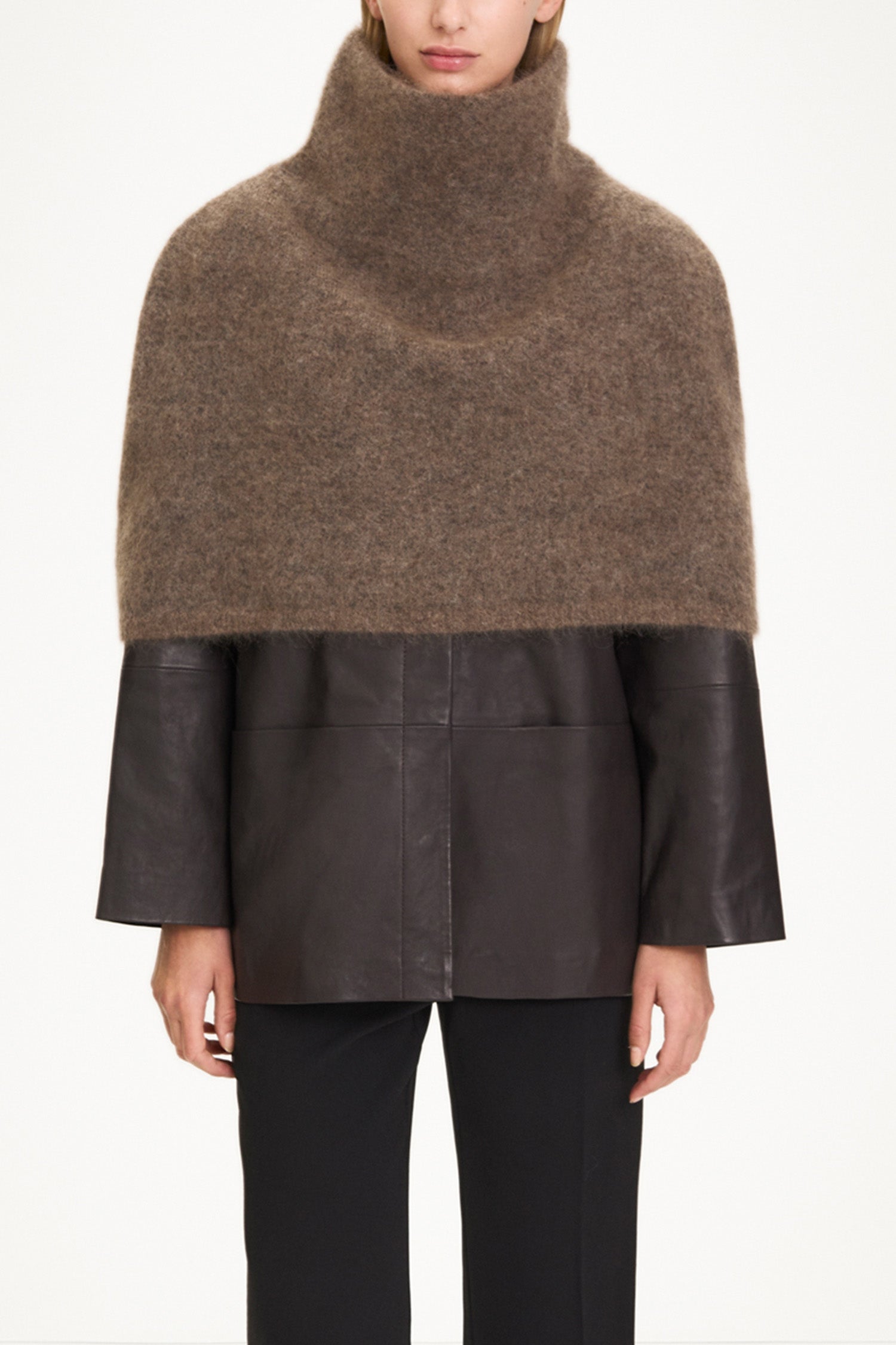 Noce cape knitted mohair blend brown stylein model image front close