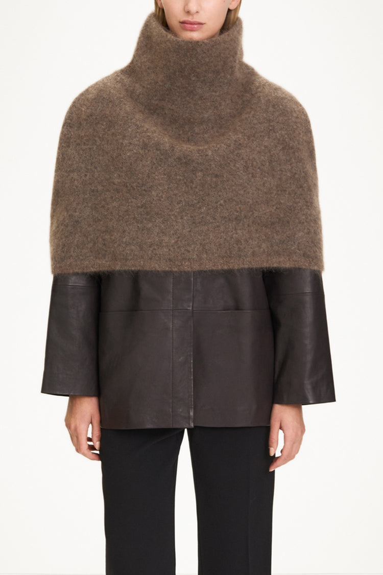 Noce cape knitted mohair blend brown stylein model image front close