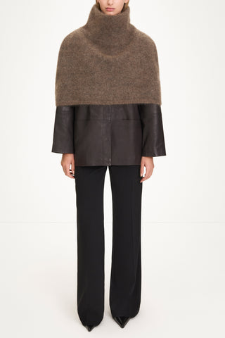 Noce cape knitted mohair blend brown stylein model image front