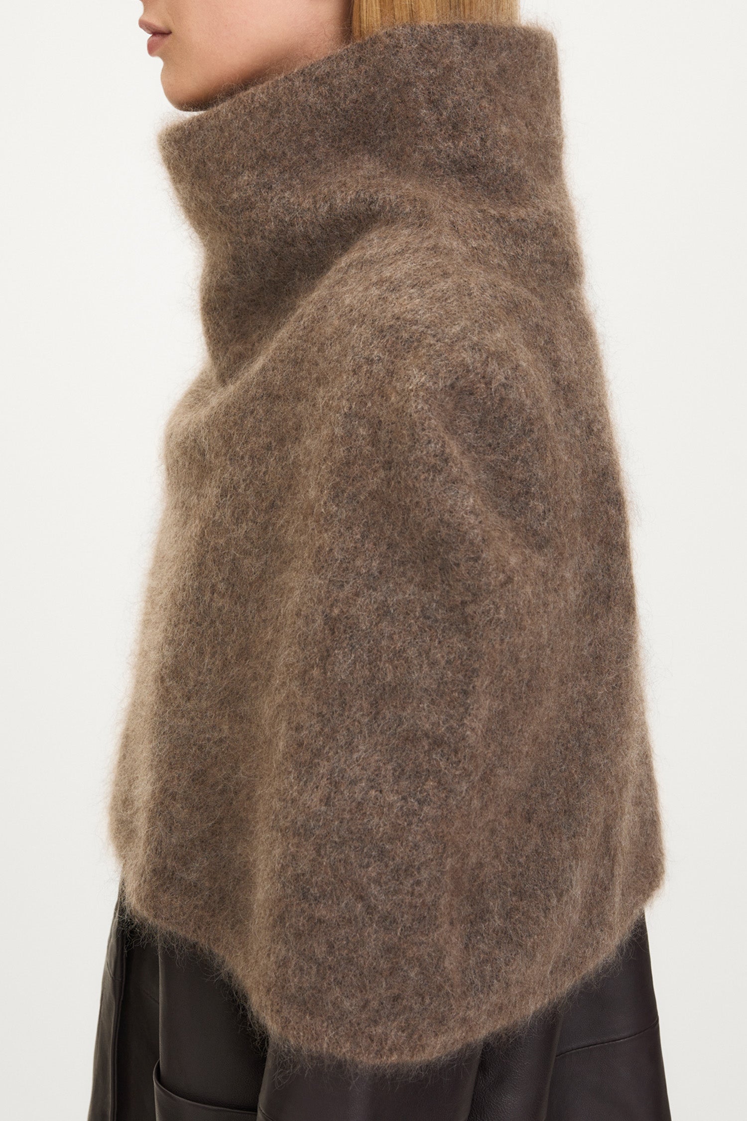 Noce cape knitted mohair blend brown stylein model image side close