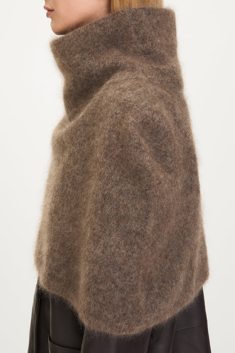 Noce cape knitted mohair blend brown stylein model image side close
