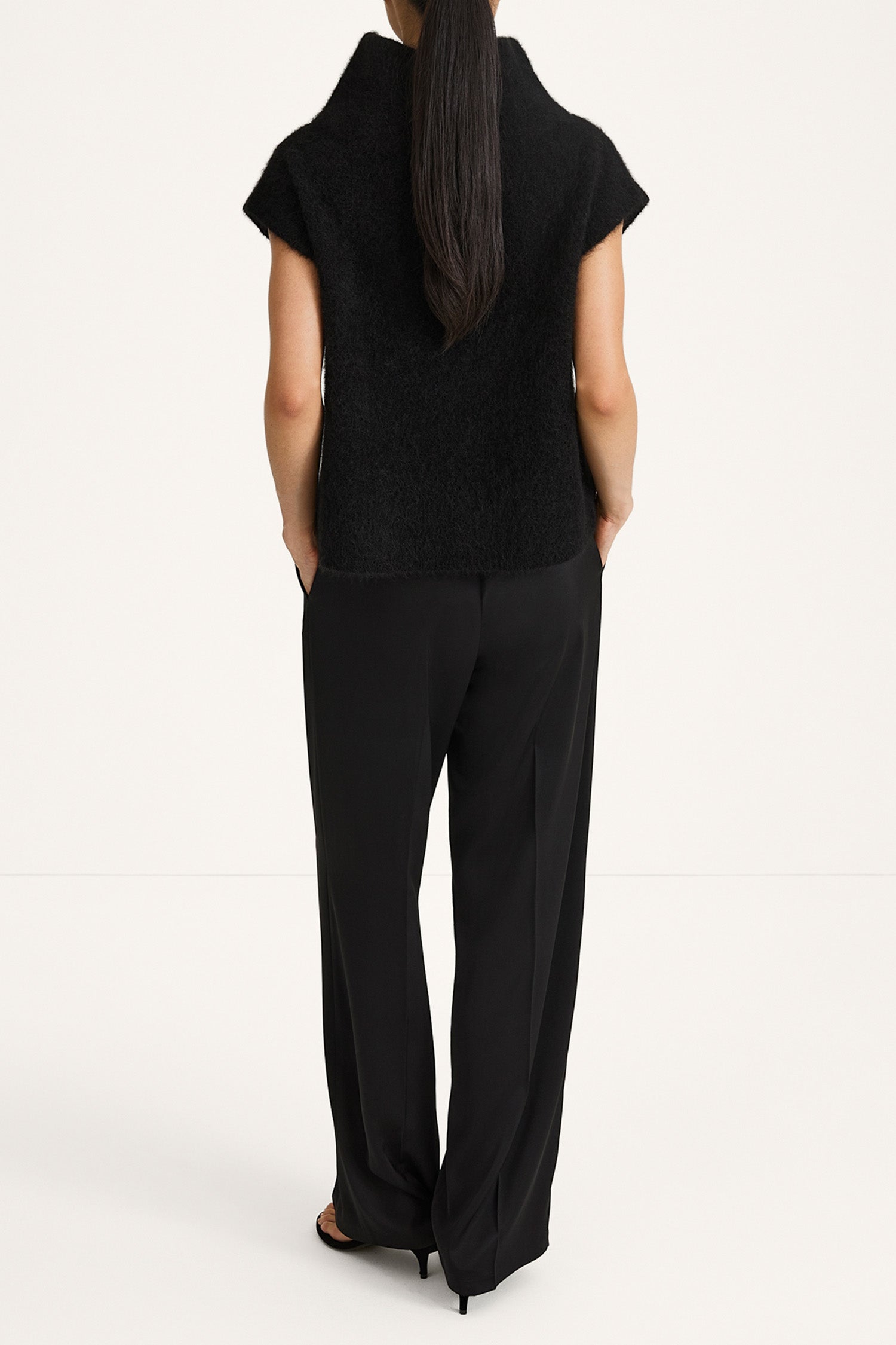 Noelia knitted polo top sleeveless black stylein back