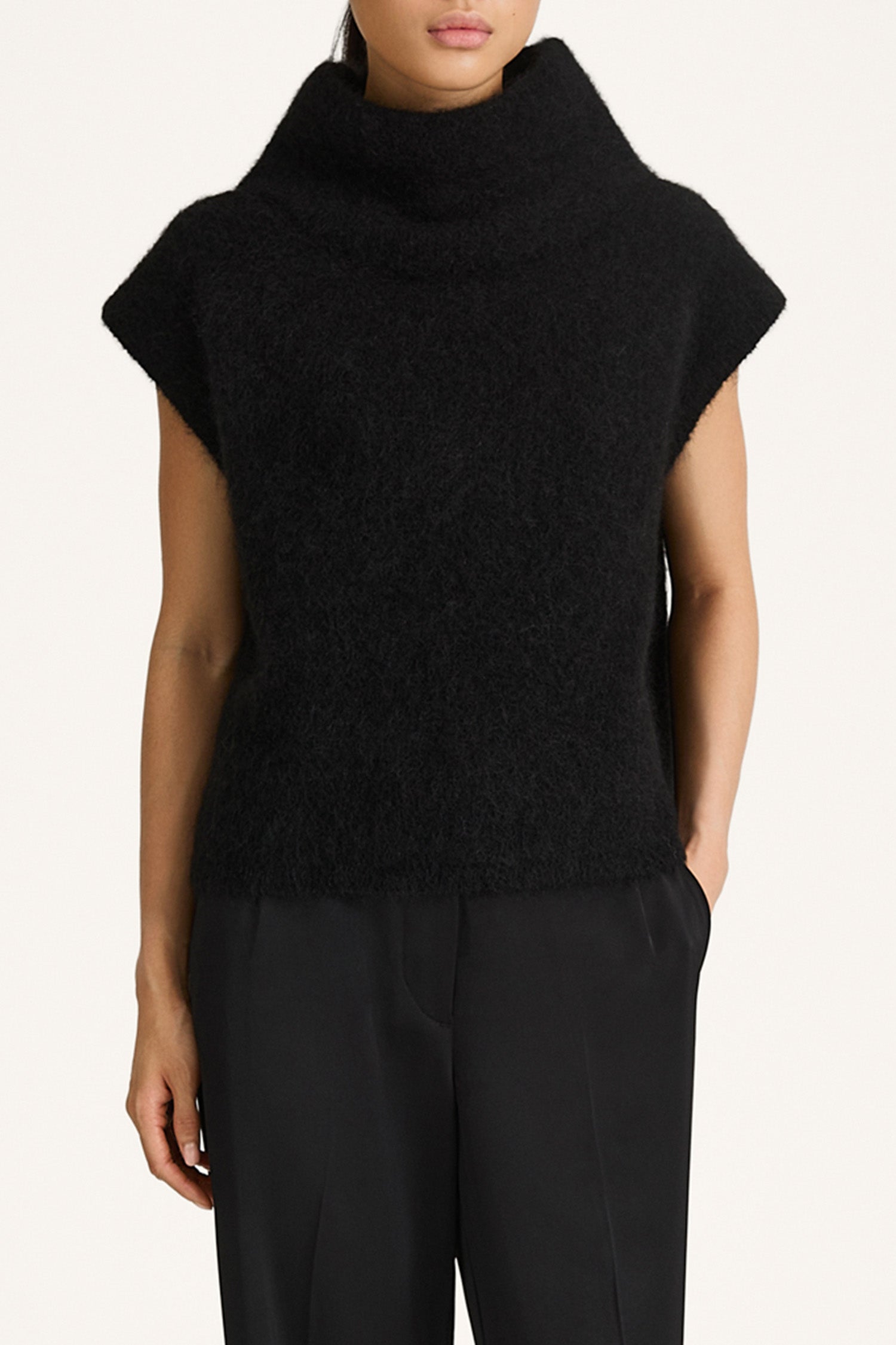 Noelia knitted polo top sleeveless black stylein close up