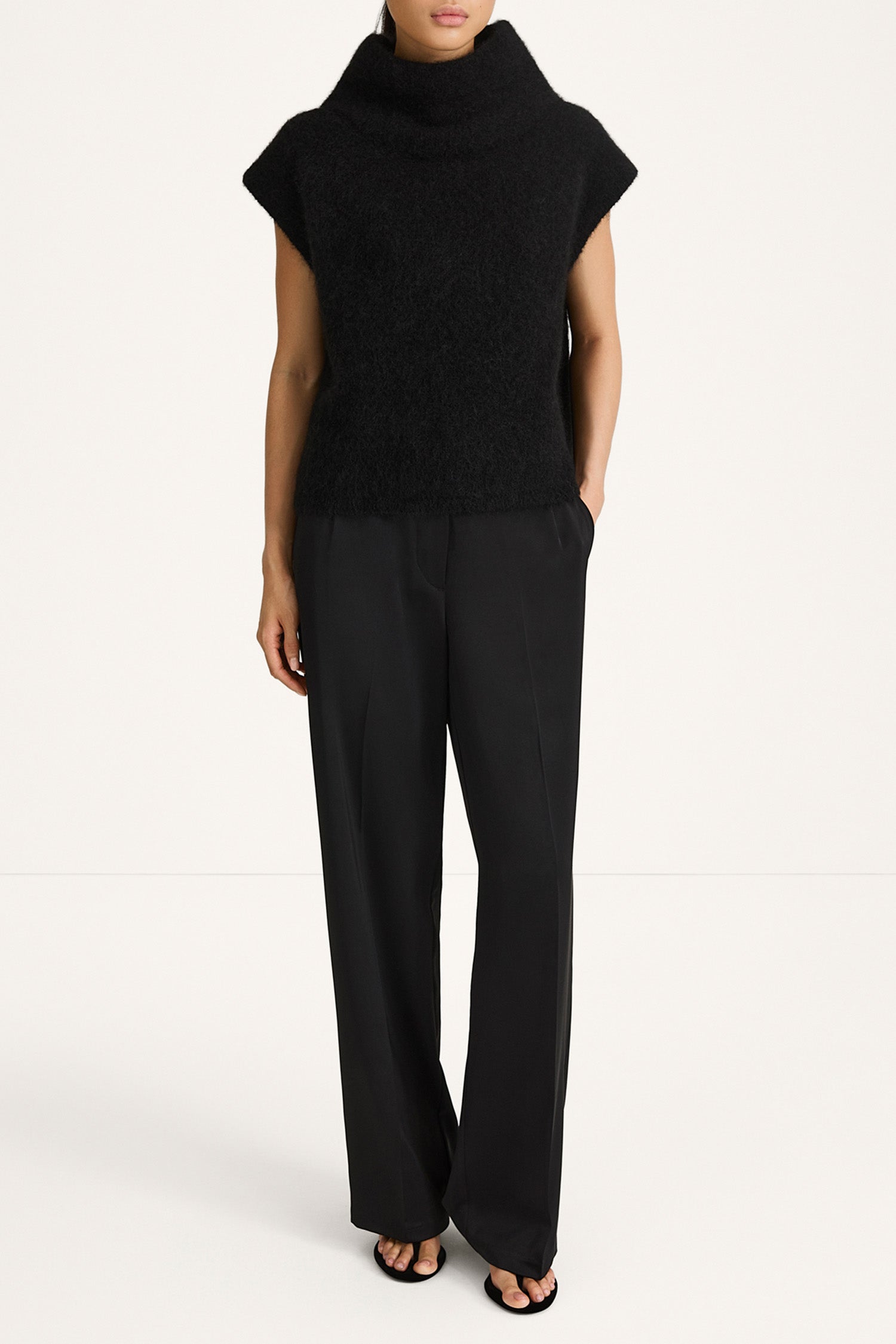 Noelia knitted polo top sleeveless black stylein front