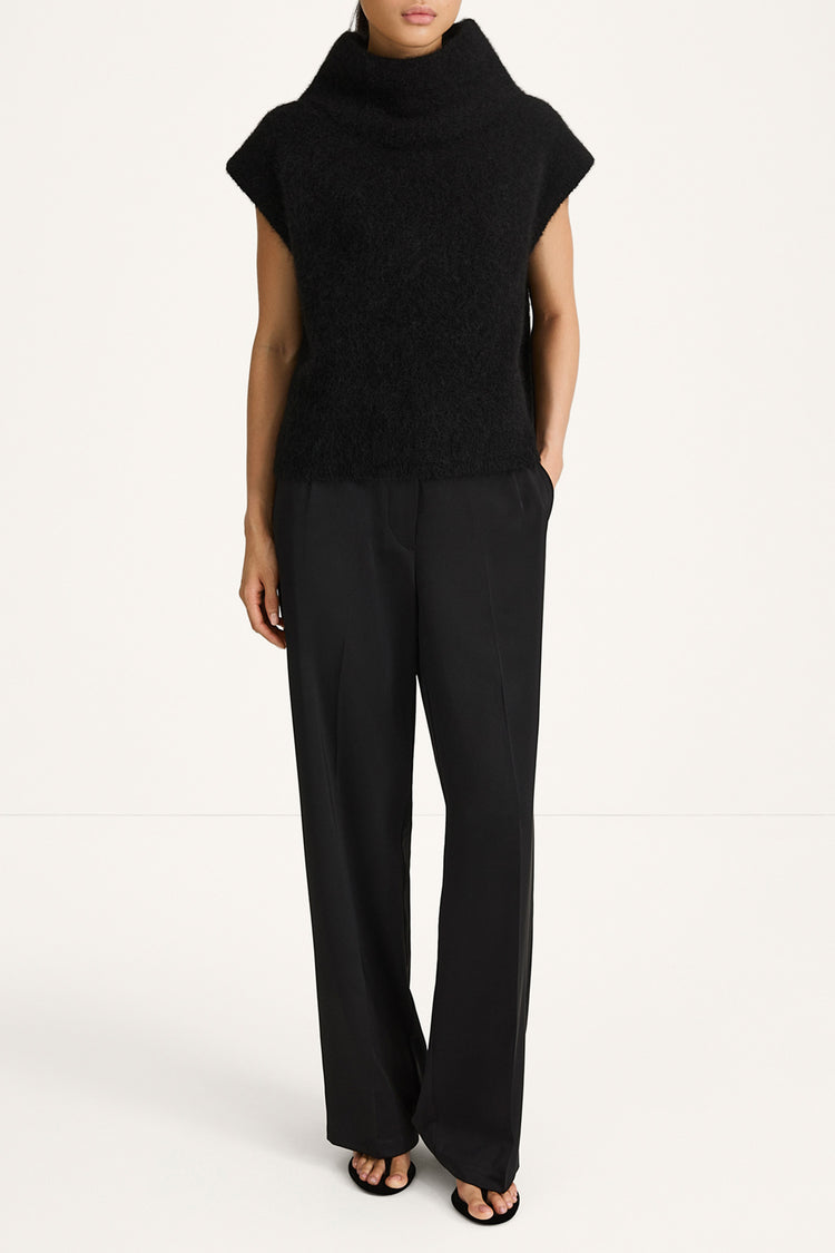 Noelia knitted polo top sleeveless black stylein front
