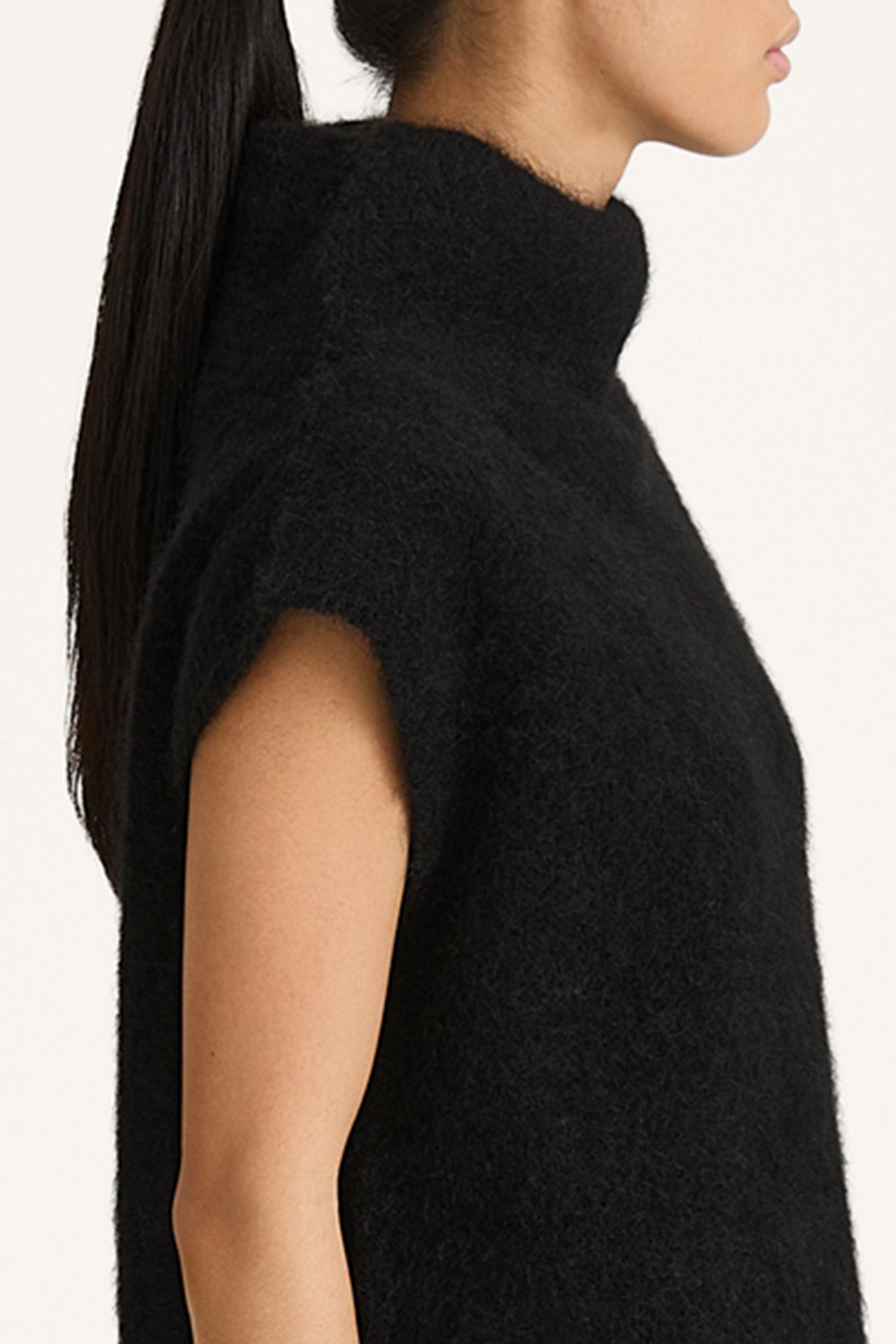 Noelia knitted polo top sleeveless black stylein detail