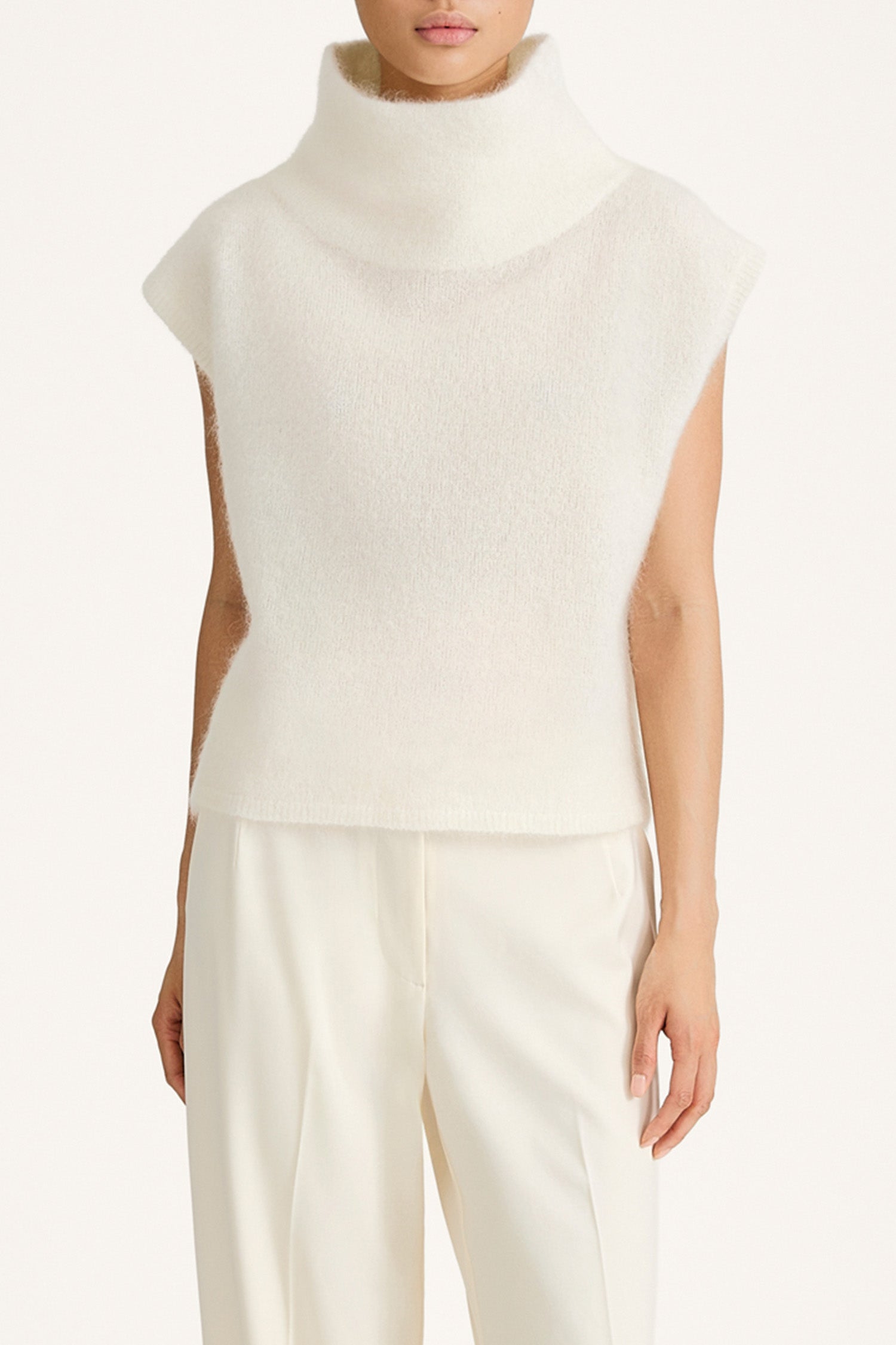 Noelia knitted polo top sleeveless white stylein close up