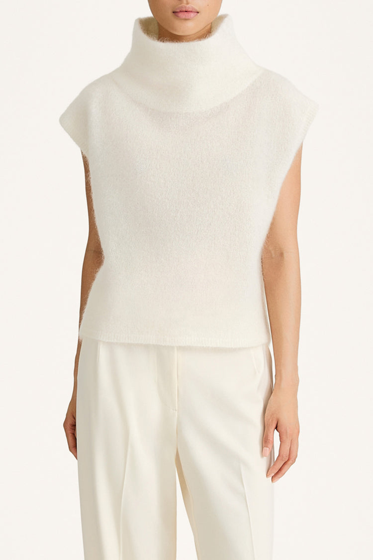 Noelia knitted polo top sleeveless white stylein close up