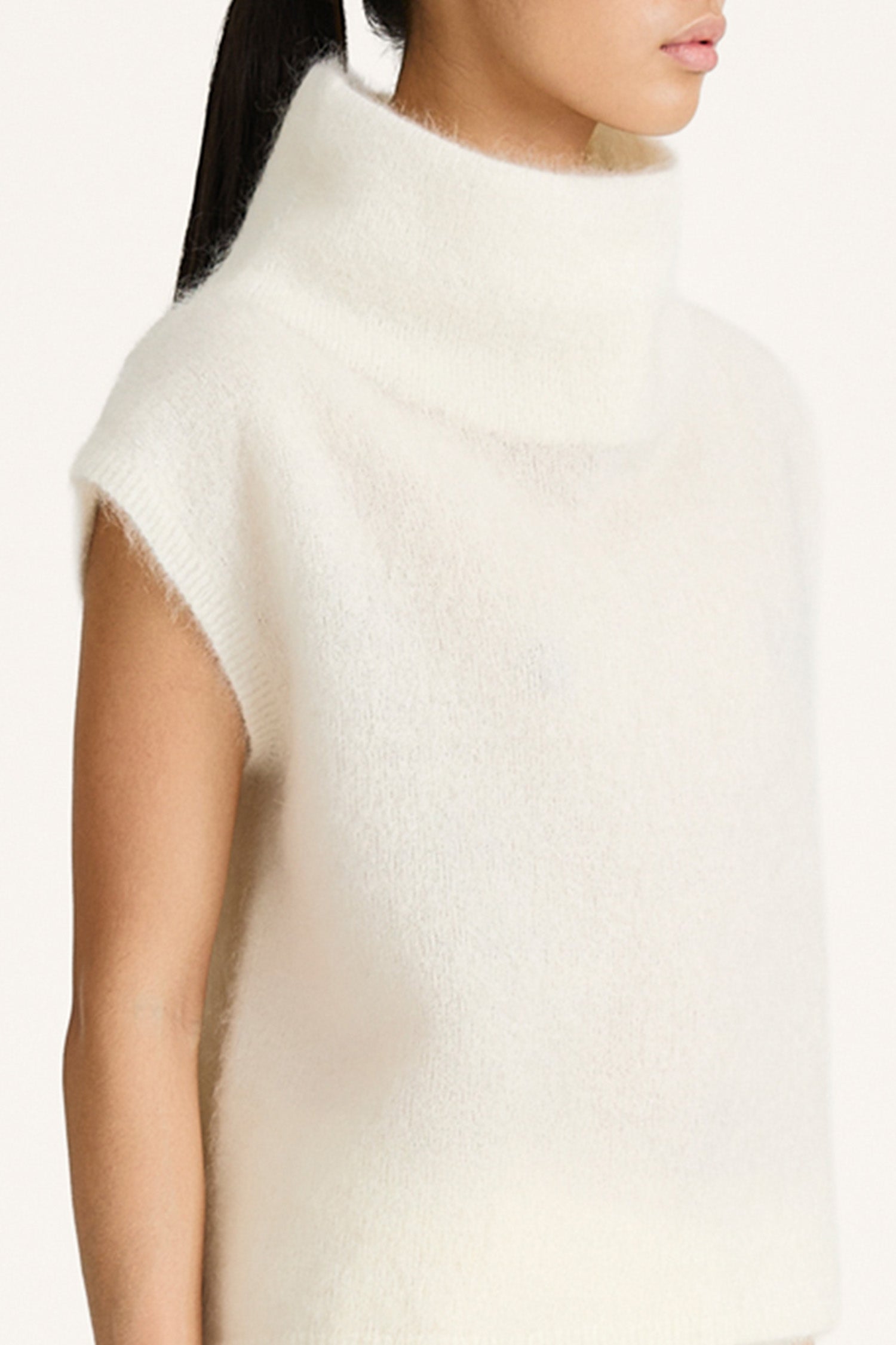 Noelia knitted polo top sleeveless white stylein detail