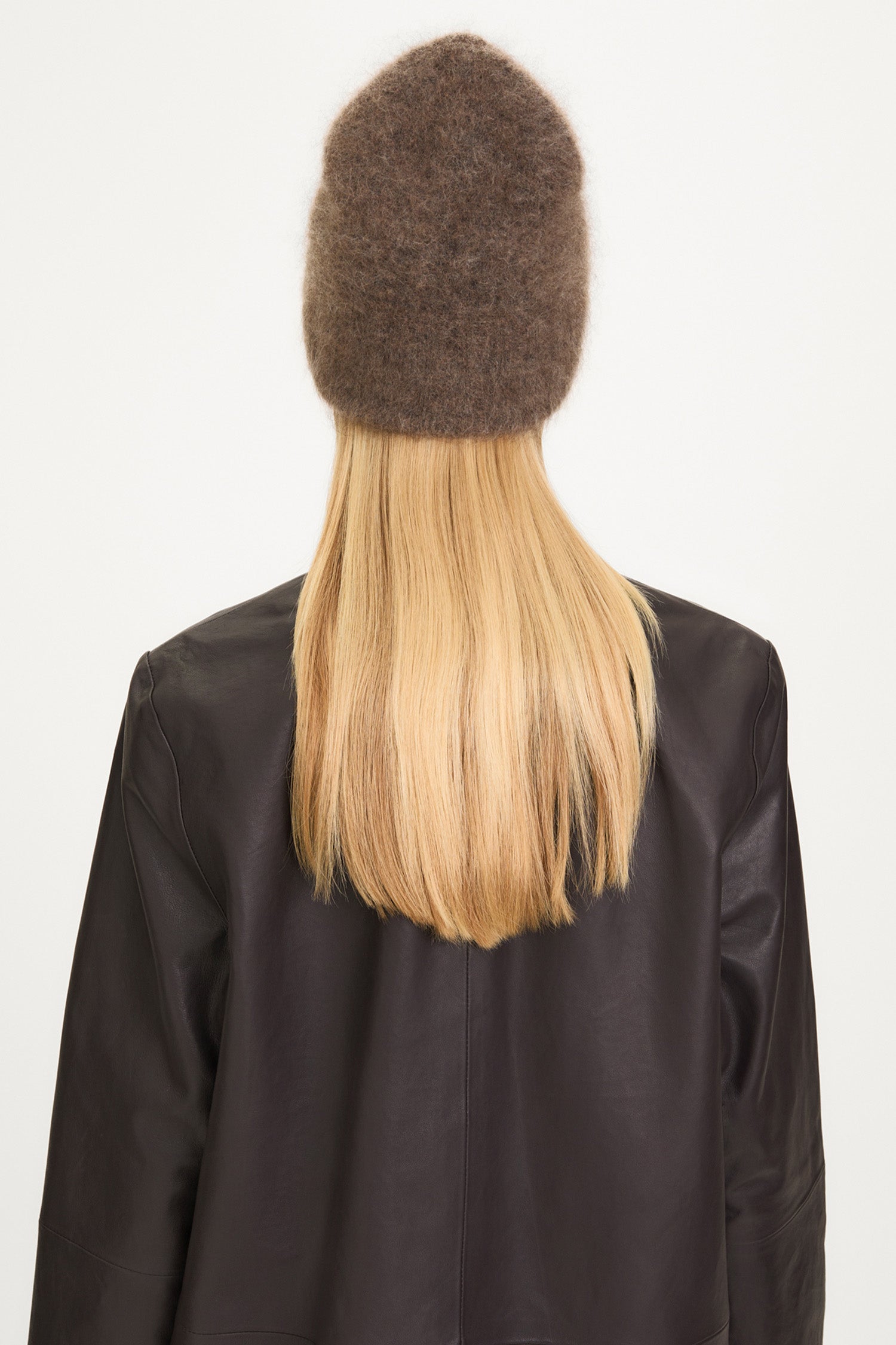 Nyla beanie mohair blend brown stylein model image back