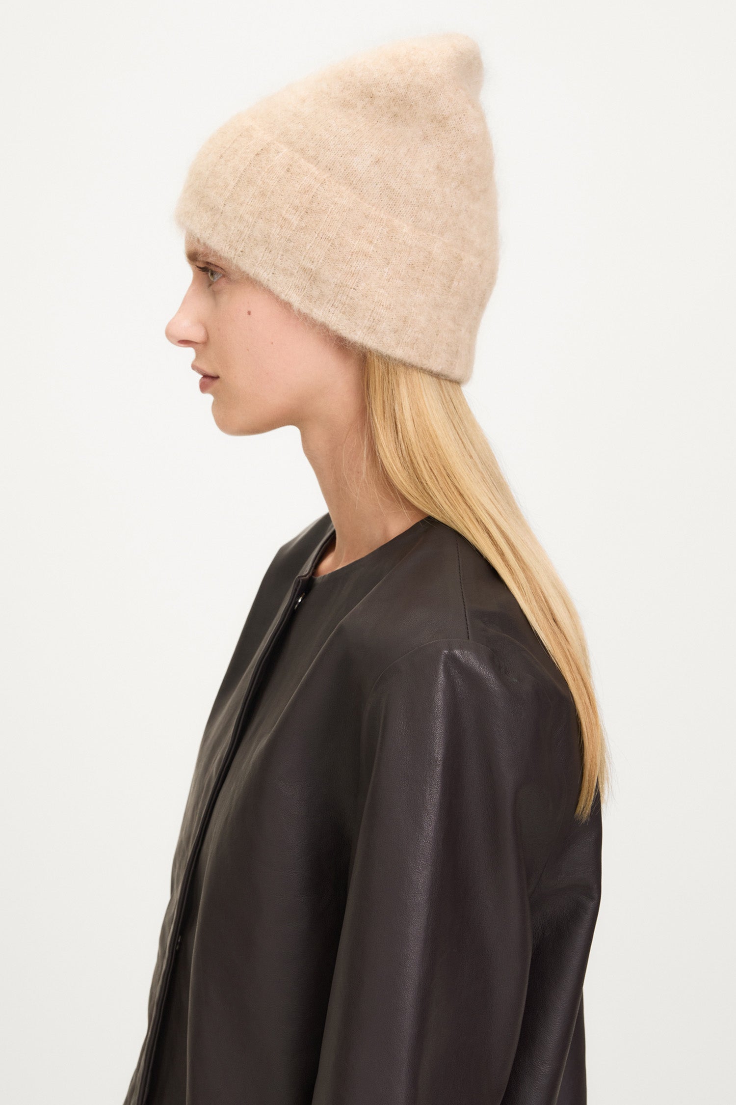 Nyla beanie mohair blend oyster stylein model image side
