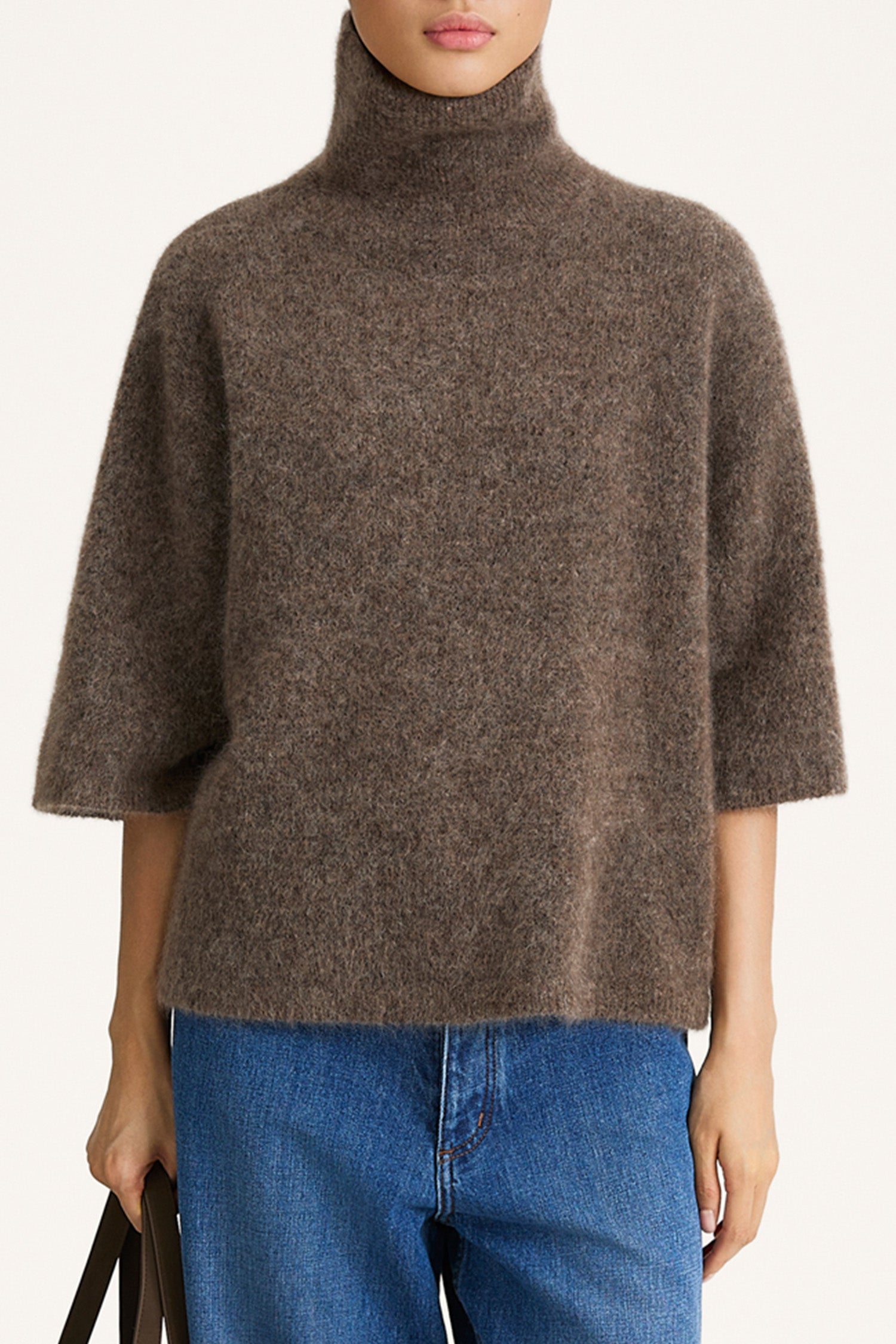 Nyssa knitted short sleeve polo sweater brown stylein model image front close-up