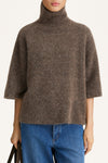 Nyssa knitted short sleeve polo sweater brown stylein model image front close-up