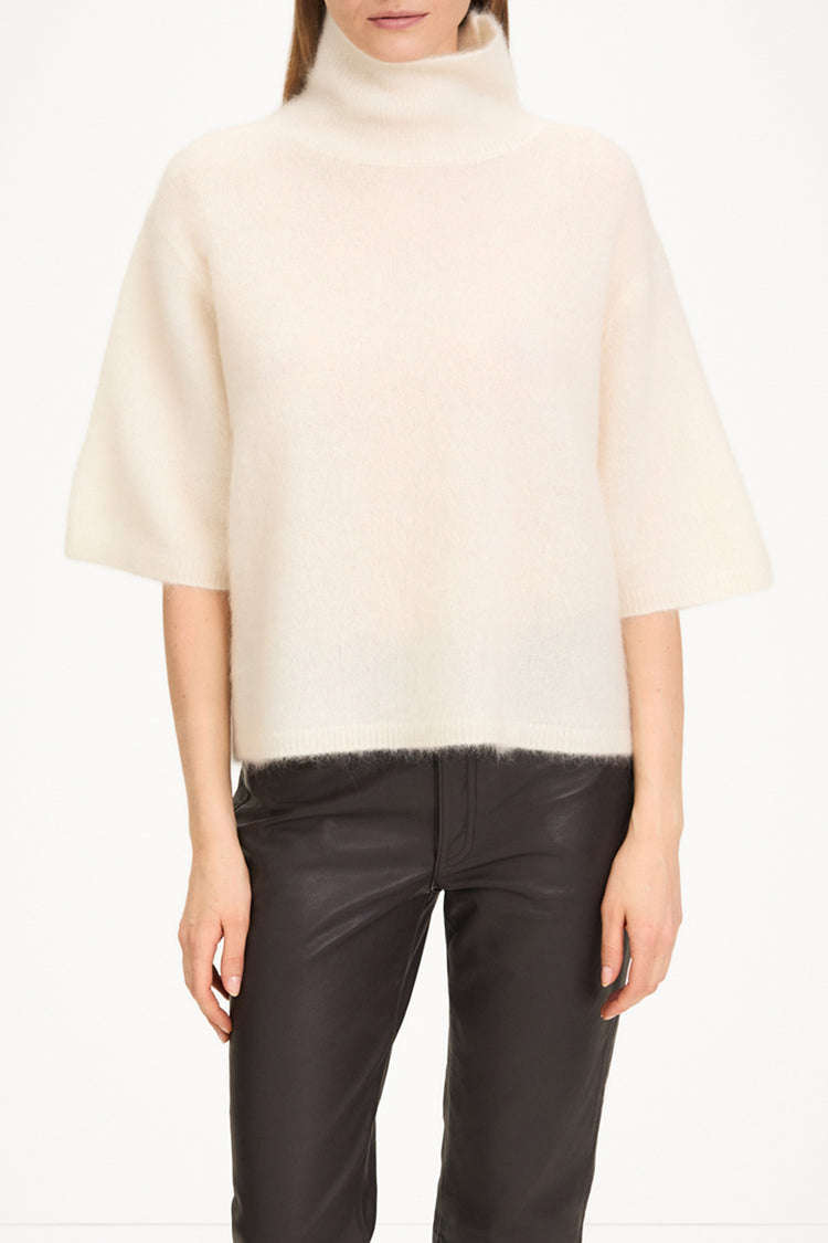 Nyssa short sleeve knitted top white stylein front close