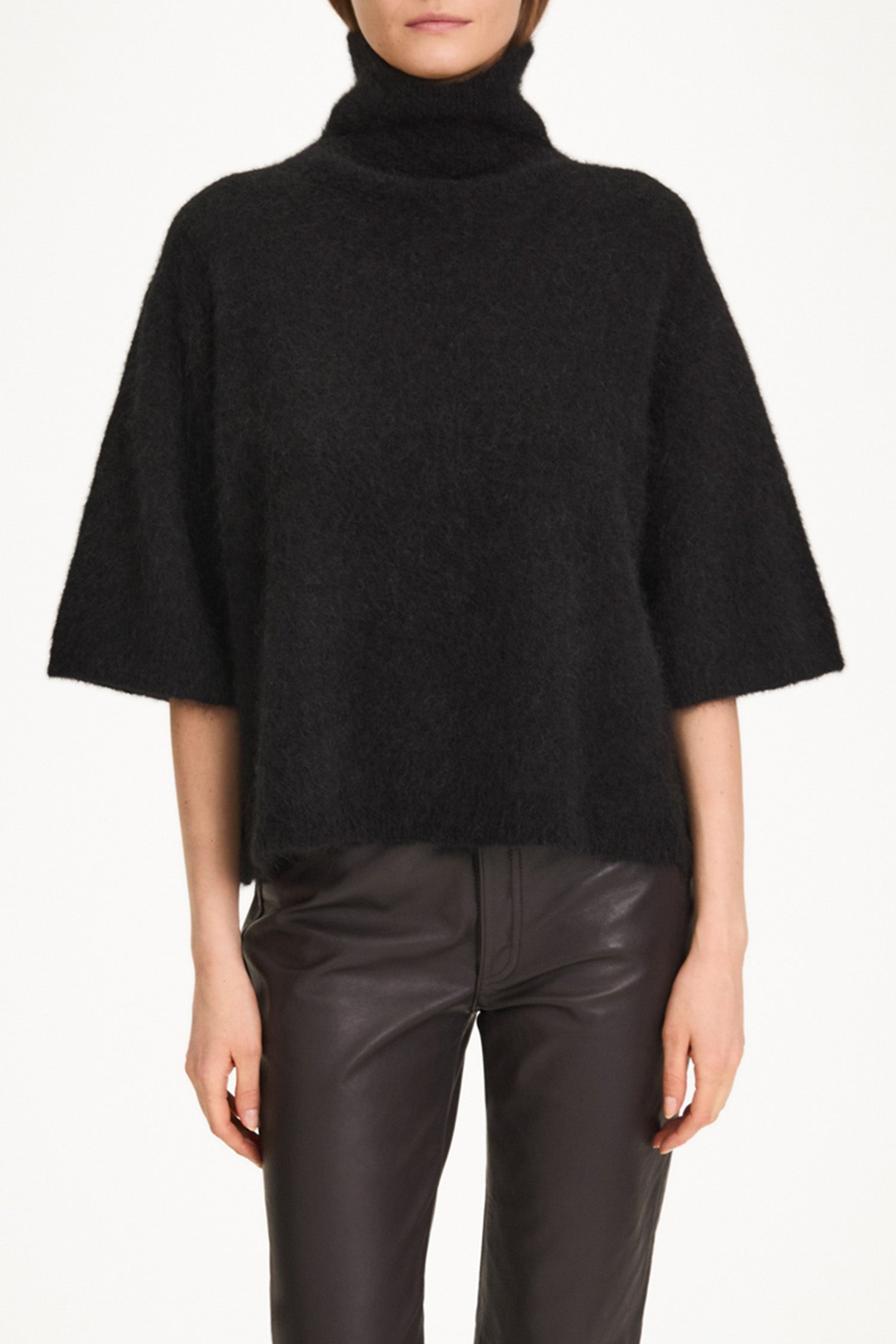 Nyssa short sleeve knitted top black stylein model image front close
