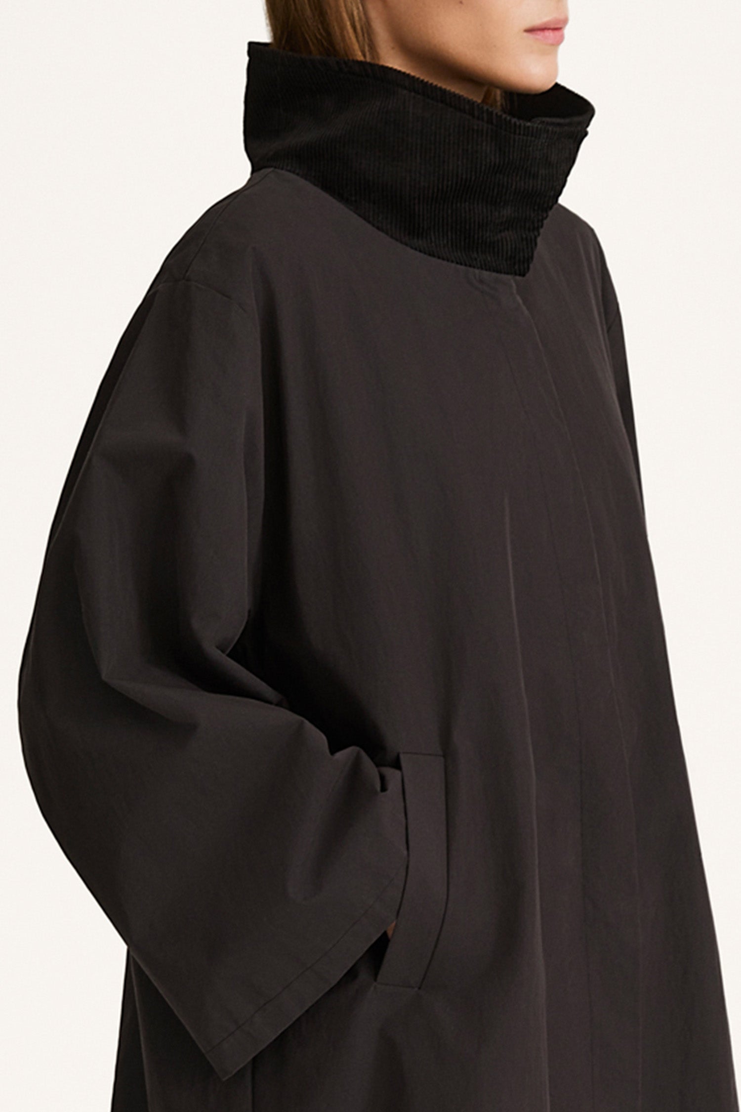 Sable coat trench cotton black stylein model image side close up