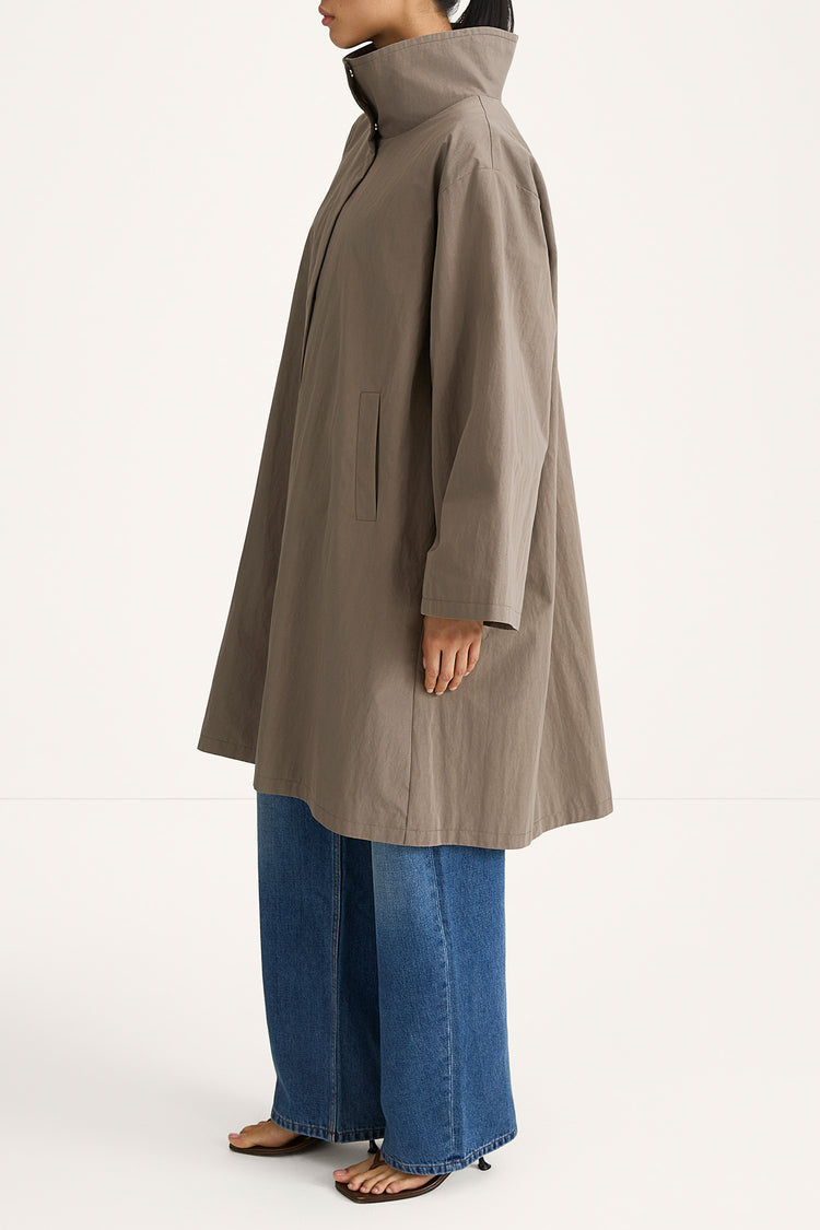 Sable trench coat mud stylein model image side