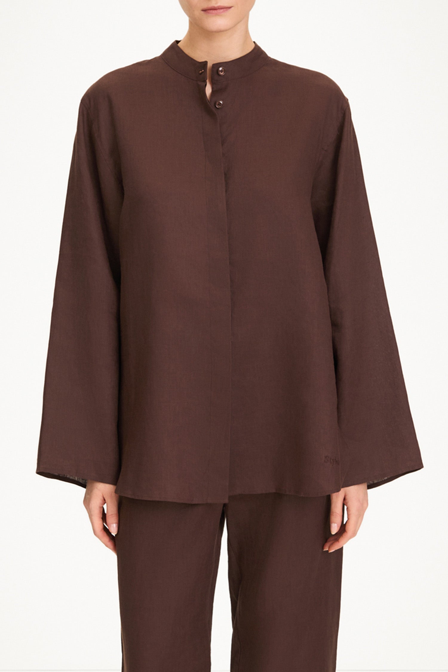Sandria linen shirt coffee stylein model image front close
