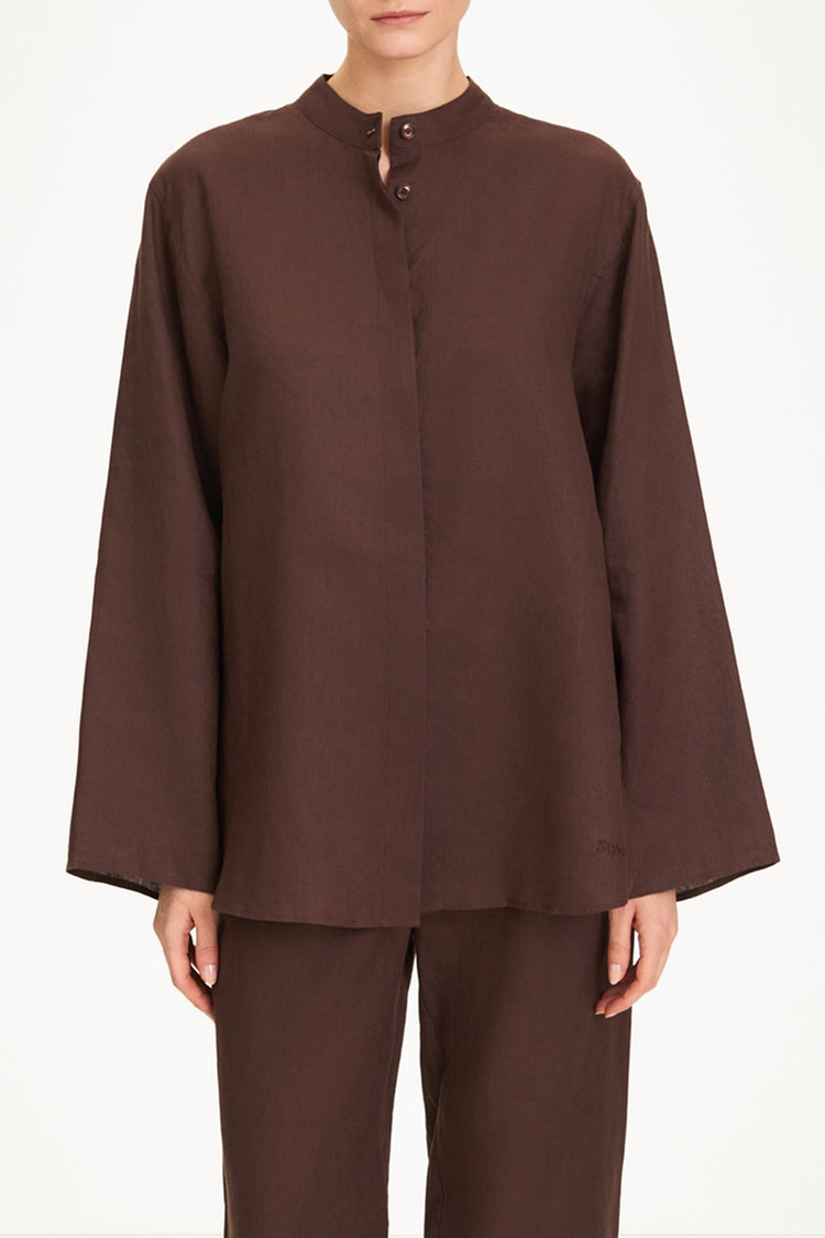Sandria linen shirt coffee stylein model image front close
