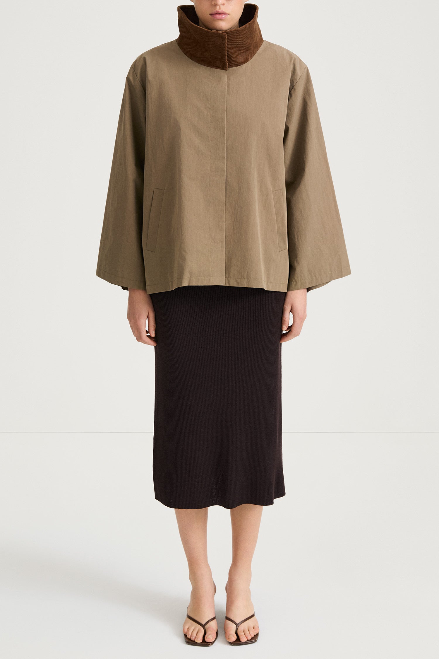 Salerno flared short trench jacket army green stylein model image front