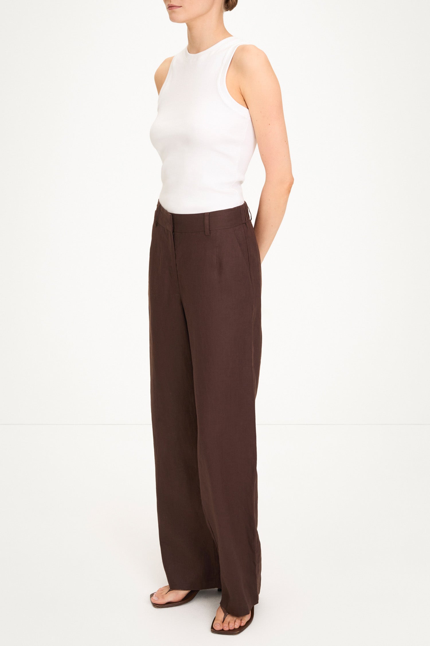 Sandrine linen trousers coffee stylein model image side