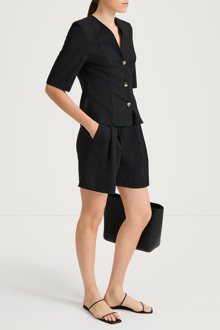 Sarego shorts black stylein model image side