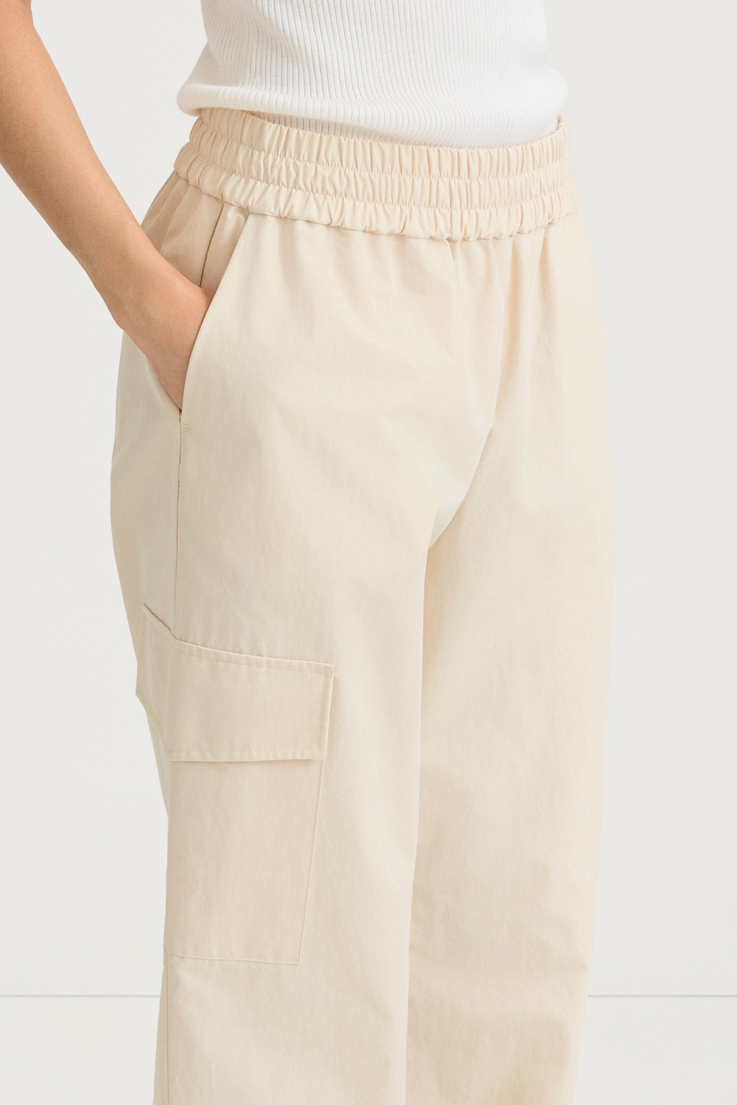 Shea leisure trousers pockets cream stylein model image side close