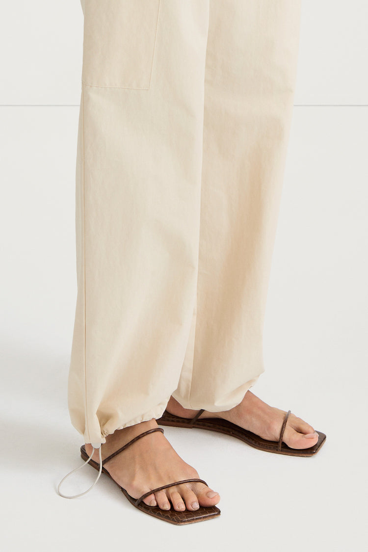 Shea leisure trousers pockets cream stylein model image side close