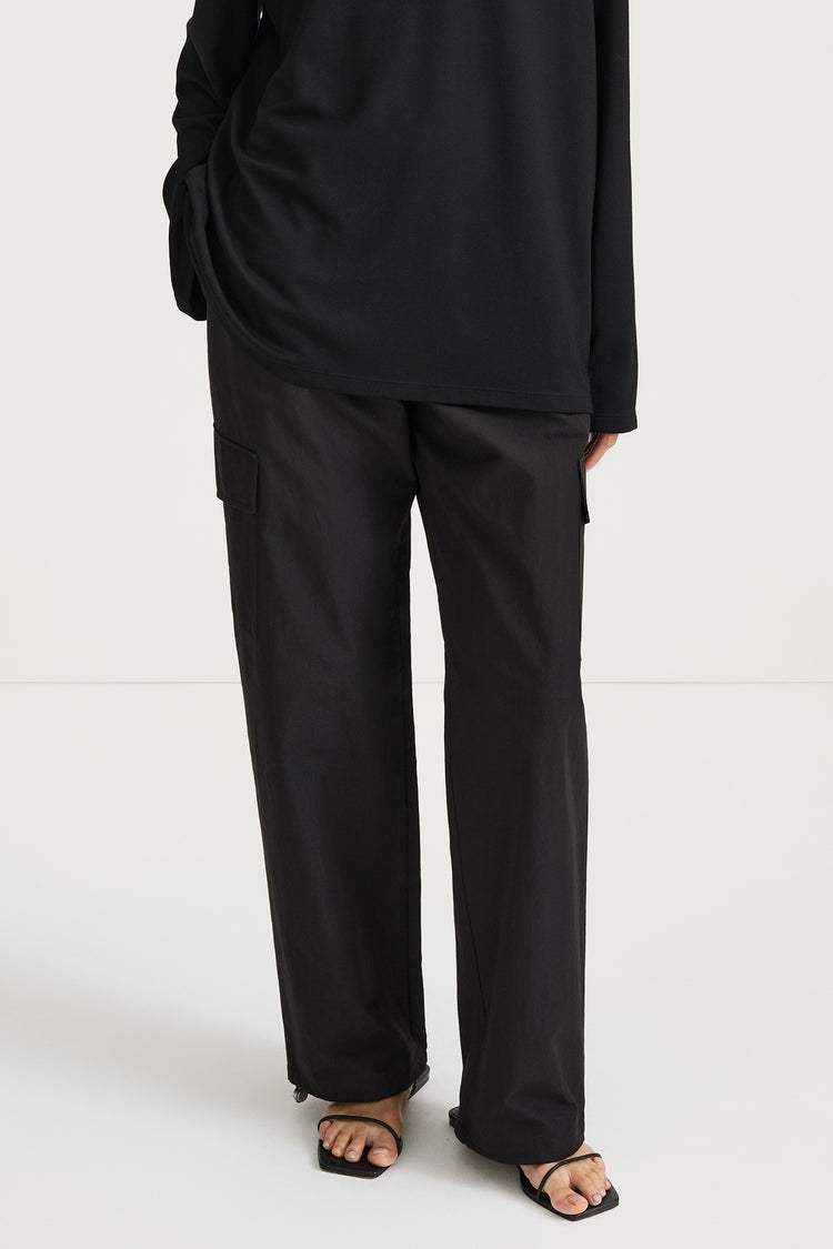 Shea leisure trousers pockets black stylein model image front close