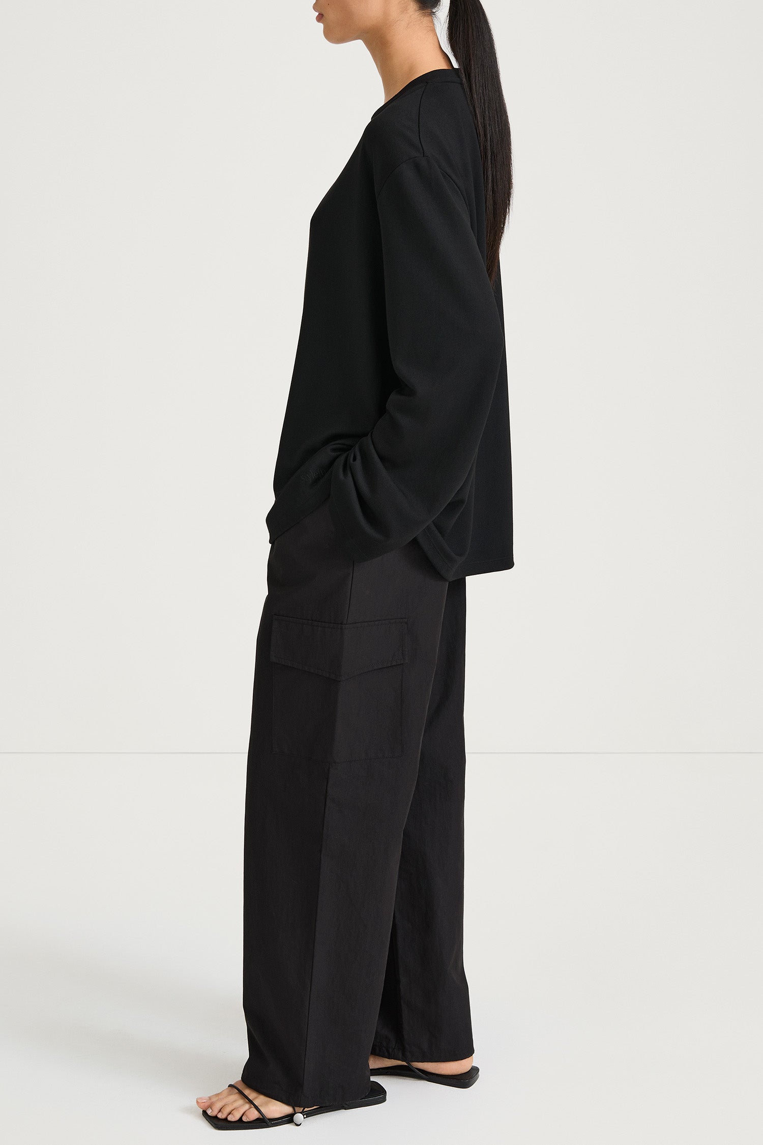 Shea leisure trousers pockets black stylein model image side