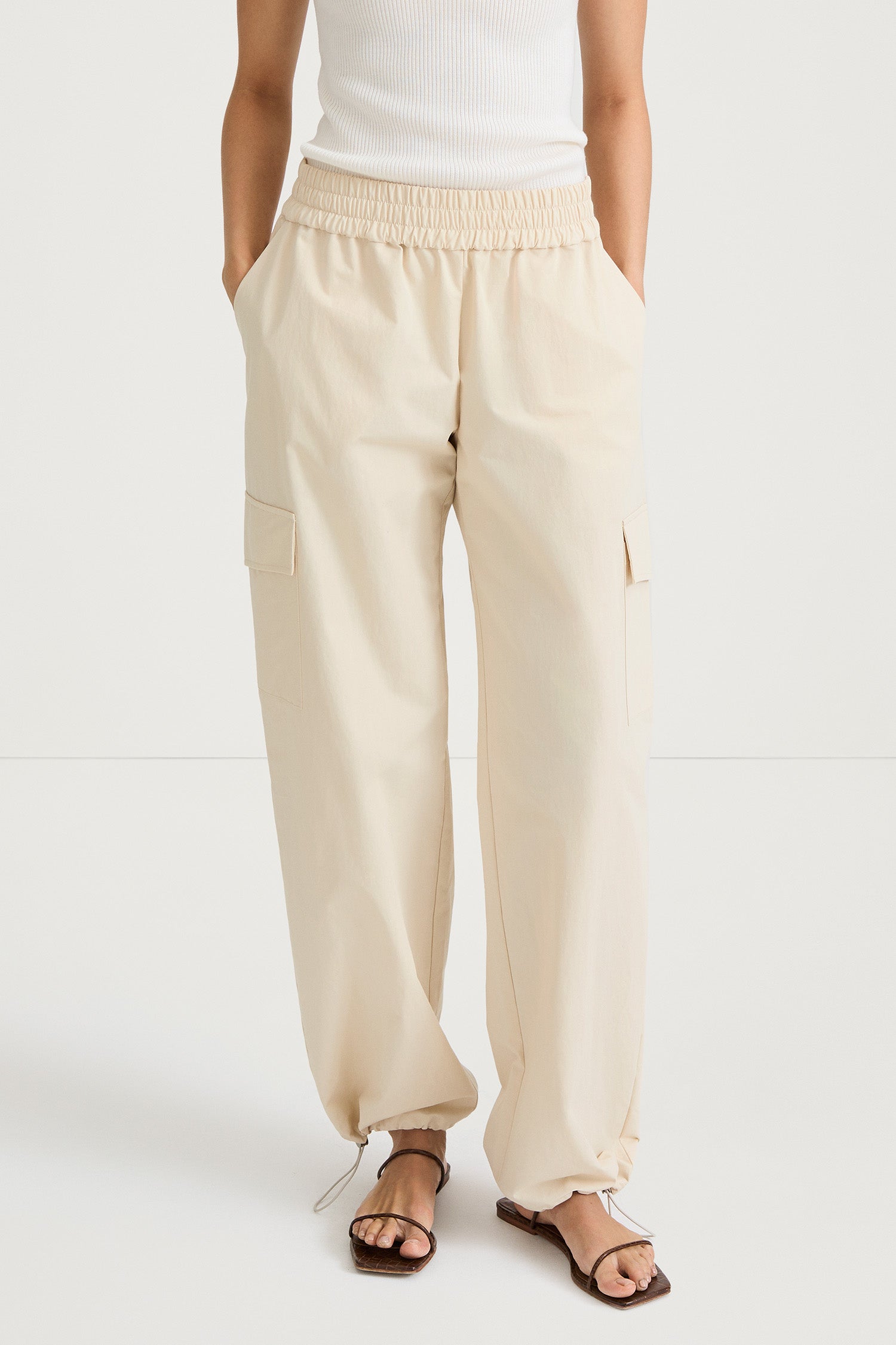 Shea leisure trousers pockets cream stylein model image front close