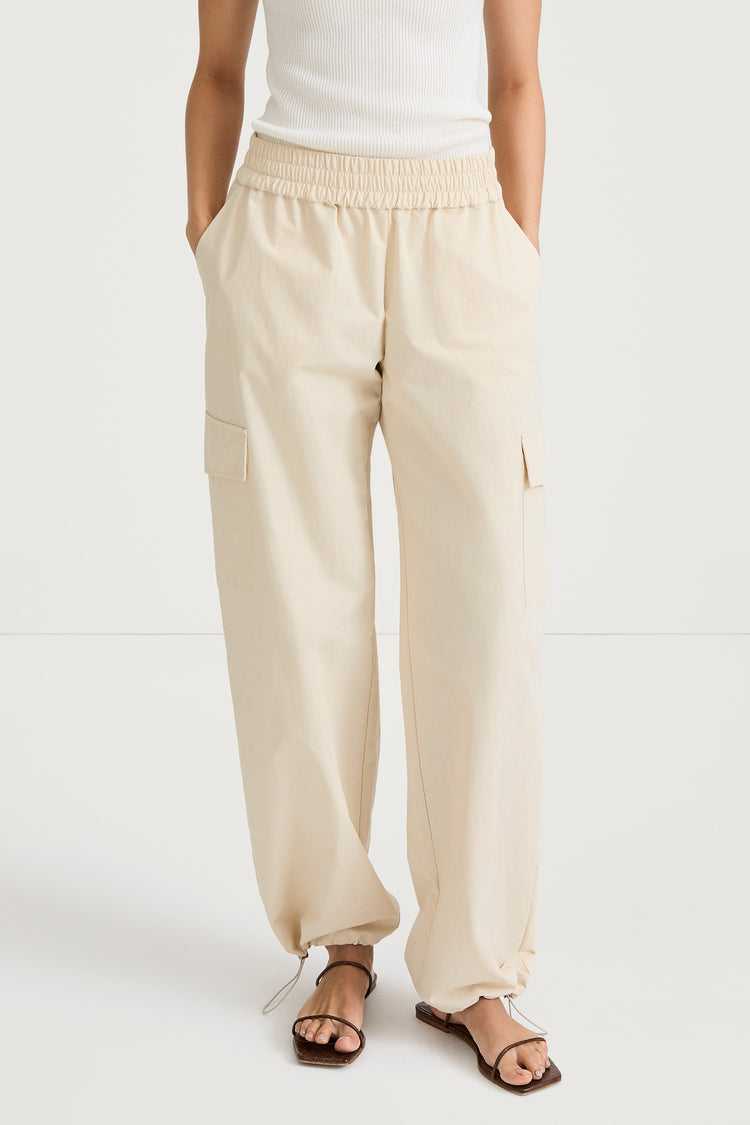 Shea leisure trousers pockets cream stylein model image front close