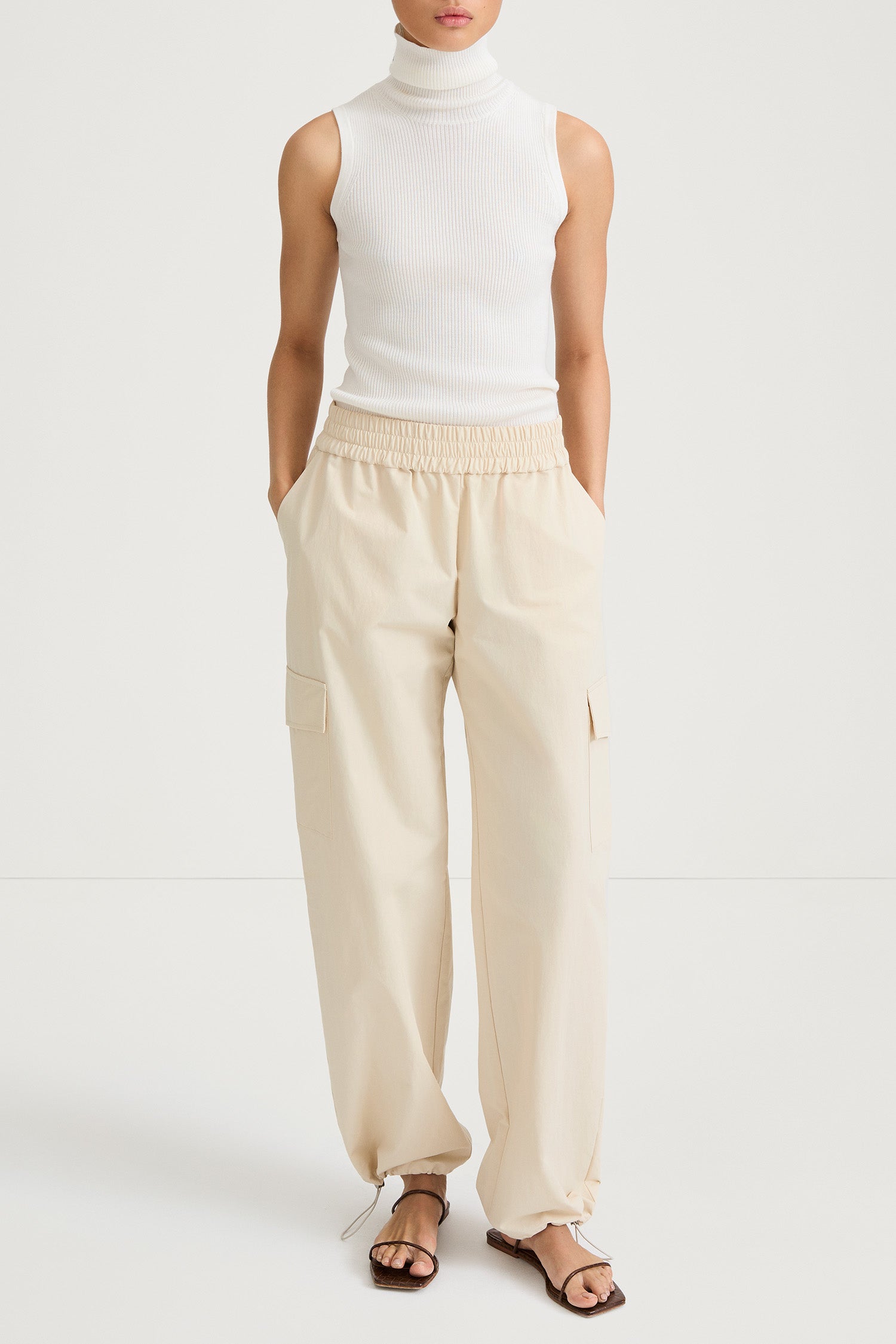 Shea leisure trousers pockets cream stylein model image front