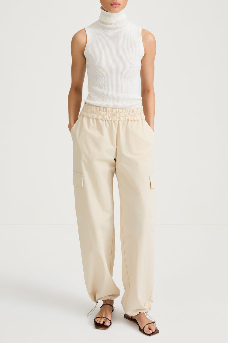 Shea leisure trousers pockets cream stylein model image front