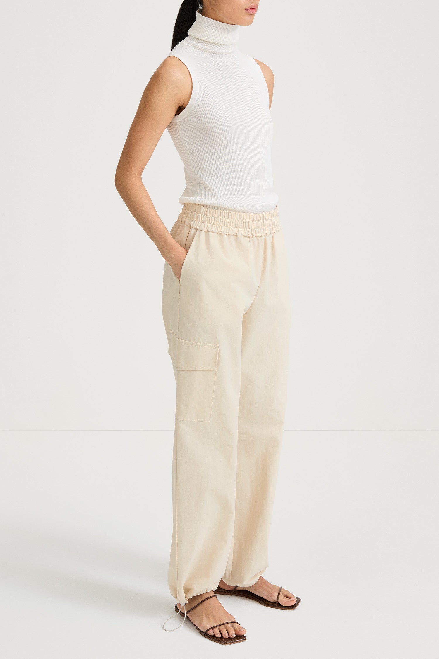 Shea leisure trousers pockets cream stylein model image side